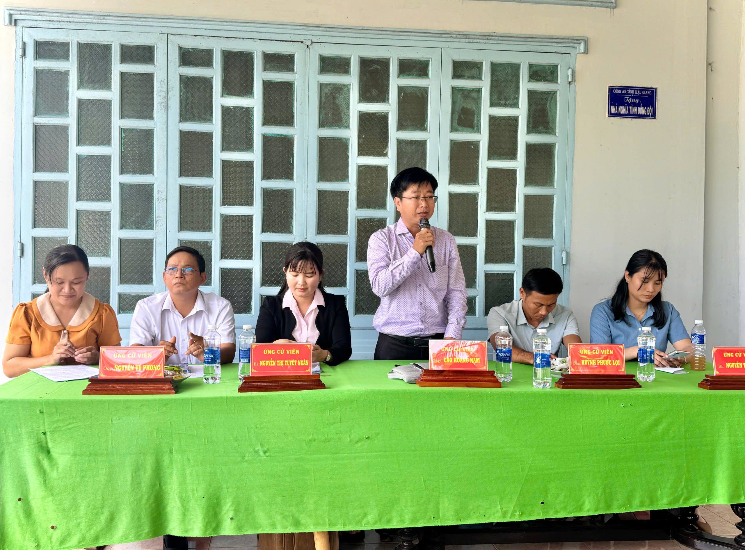 Ứng cử viên Đại biểu HĐND xã Tân Phước Hưng tiếp xúc và thông qua chương trình hành động trước cử tri