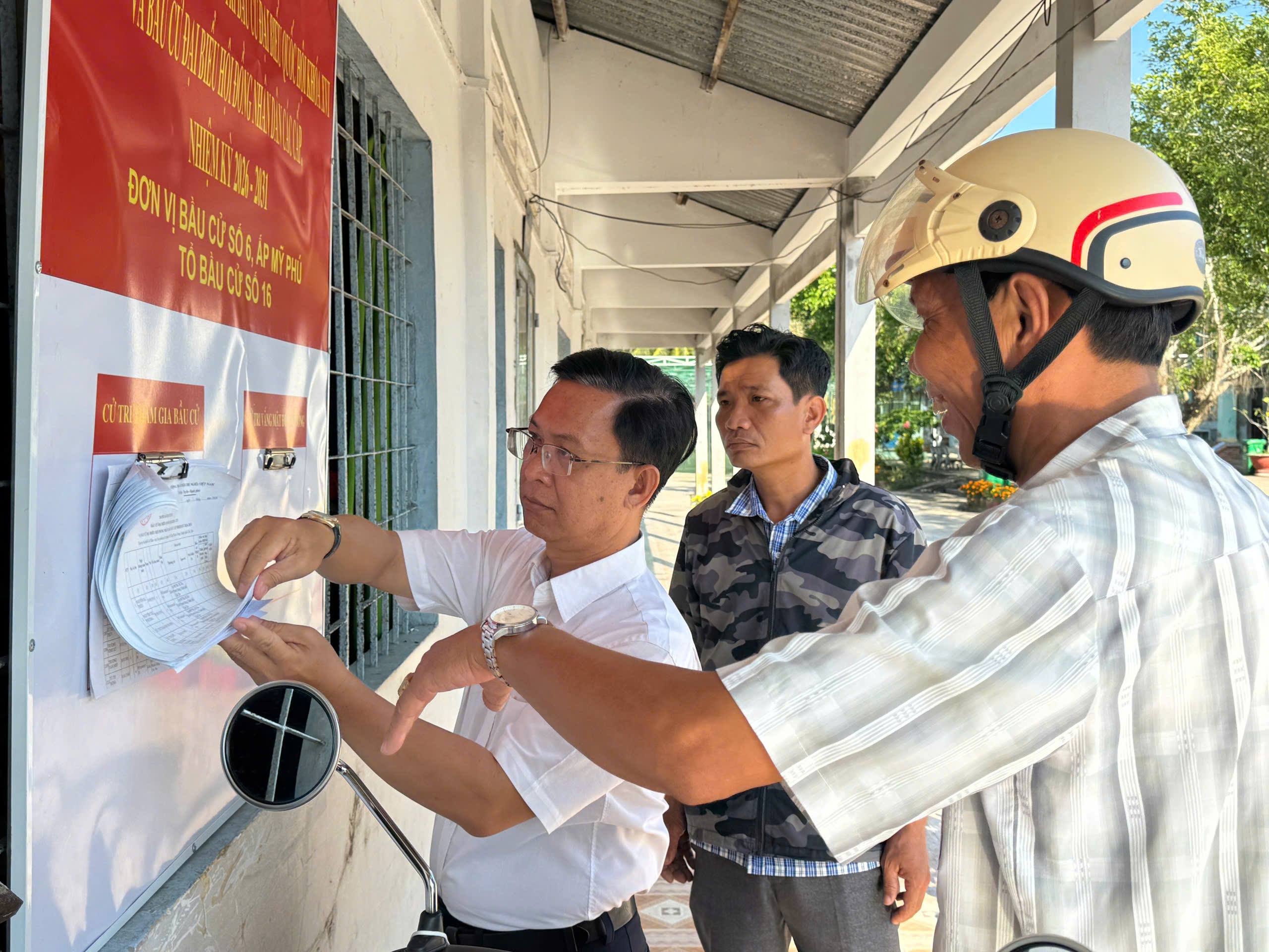 19 khu vực bỏ phiếu xã Tân Phước Hưng đã hoàn thành niêm yết danh sách người ứng cử và danh sách cử tri