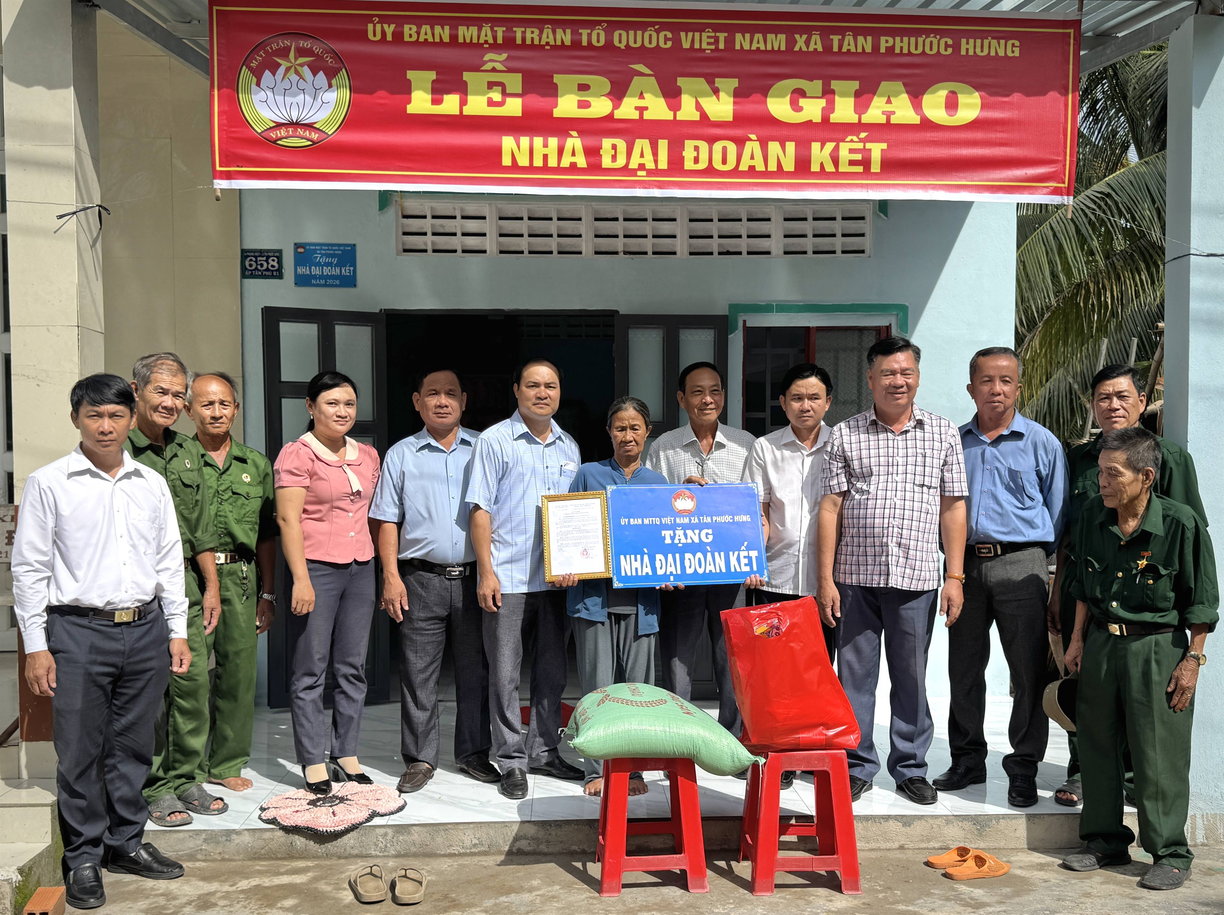 Tân Phước Hưng: Trao nhà đại đoàn kết hộ bà Đoàn Thị Hai