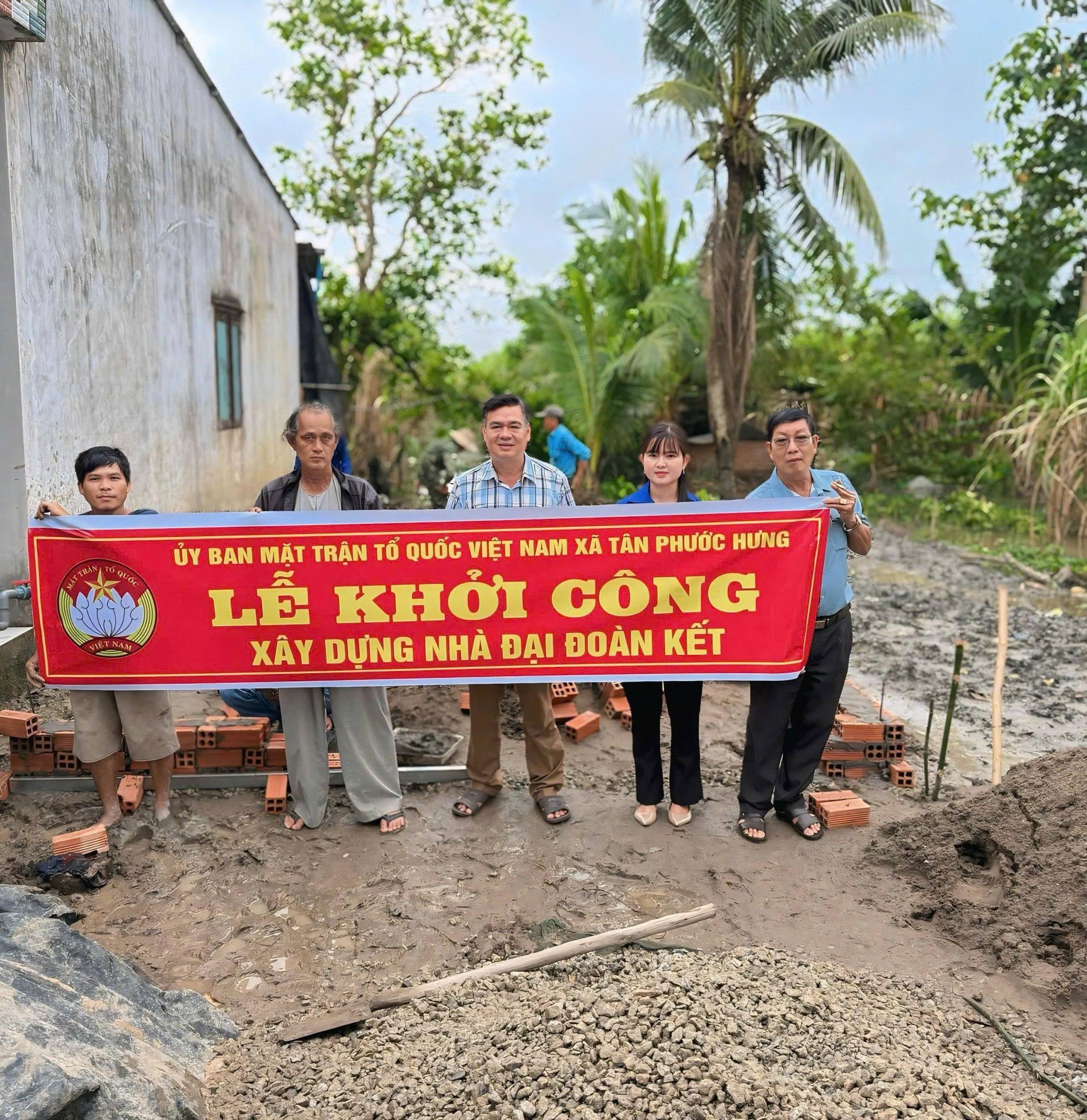 KHỞI CÔNG XÂY DỰNG NHÀ ĐẠI ĐOÀN KẾT CHO HỘ GIA ÔNG NGUYỄN HOÀNG HAI TẠI ẤP TÂN PHÚ A1, XÃ TÂN PHƯỚC HƯNG