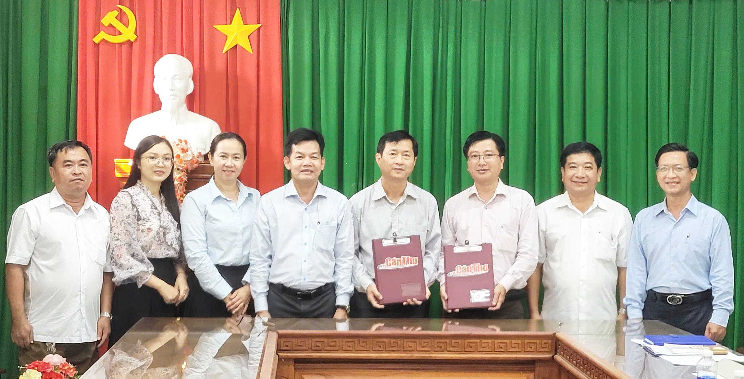 Ký kết bản ghi nhớ phối hợp tuyên truyền giữa Báo và Phát thanh, Truyền hình Cần Thơ với xã Tân Phước Hưng