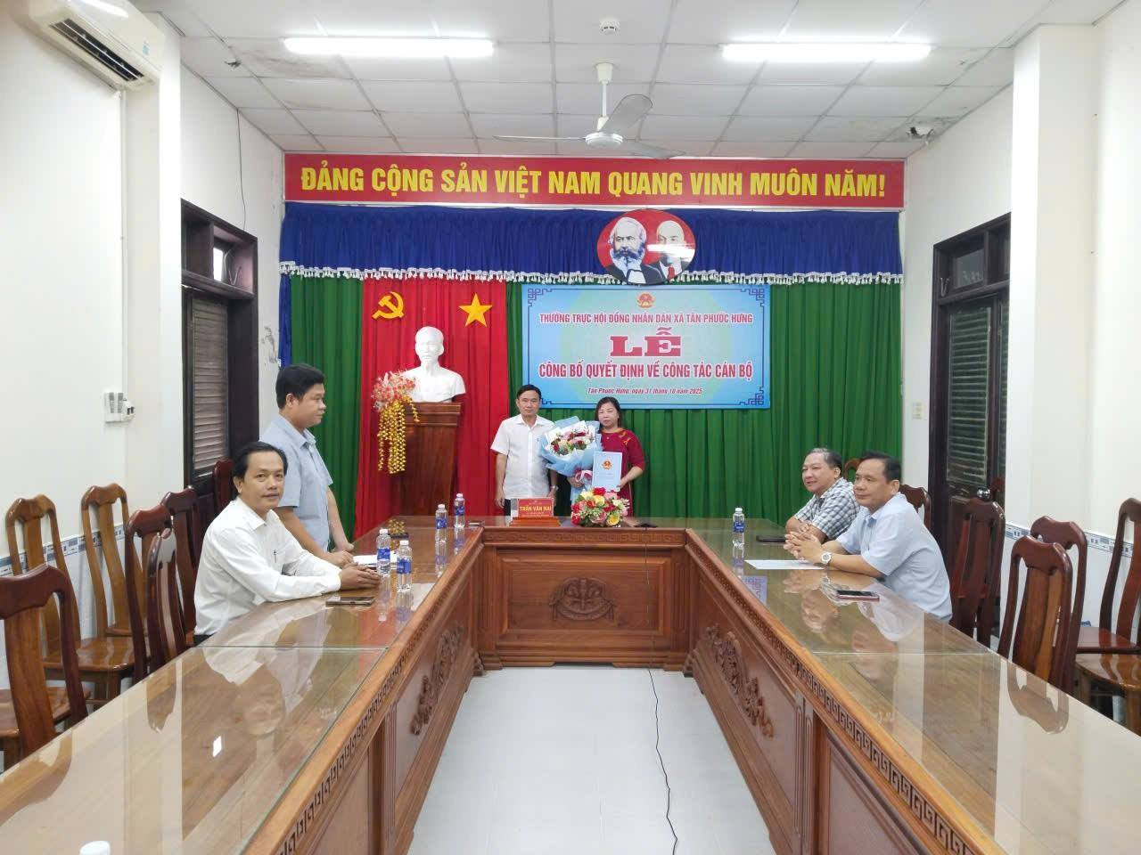 Lễ công bố Nghị quyết về công tác cán bộ của Thường trực Hội đồng nhân dân xã Tân Phước Hưng