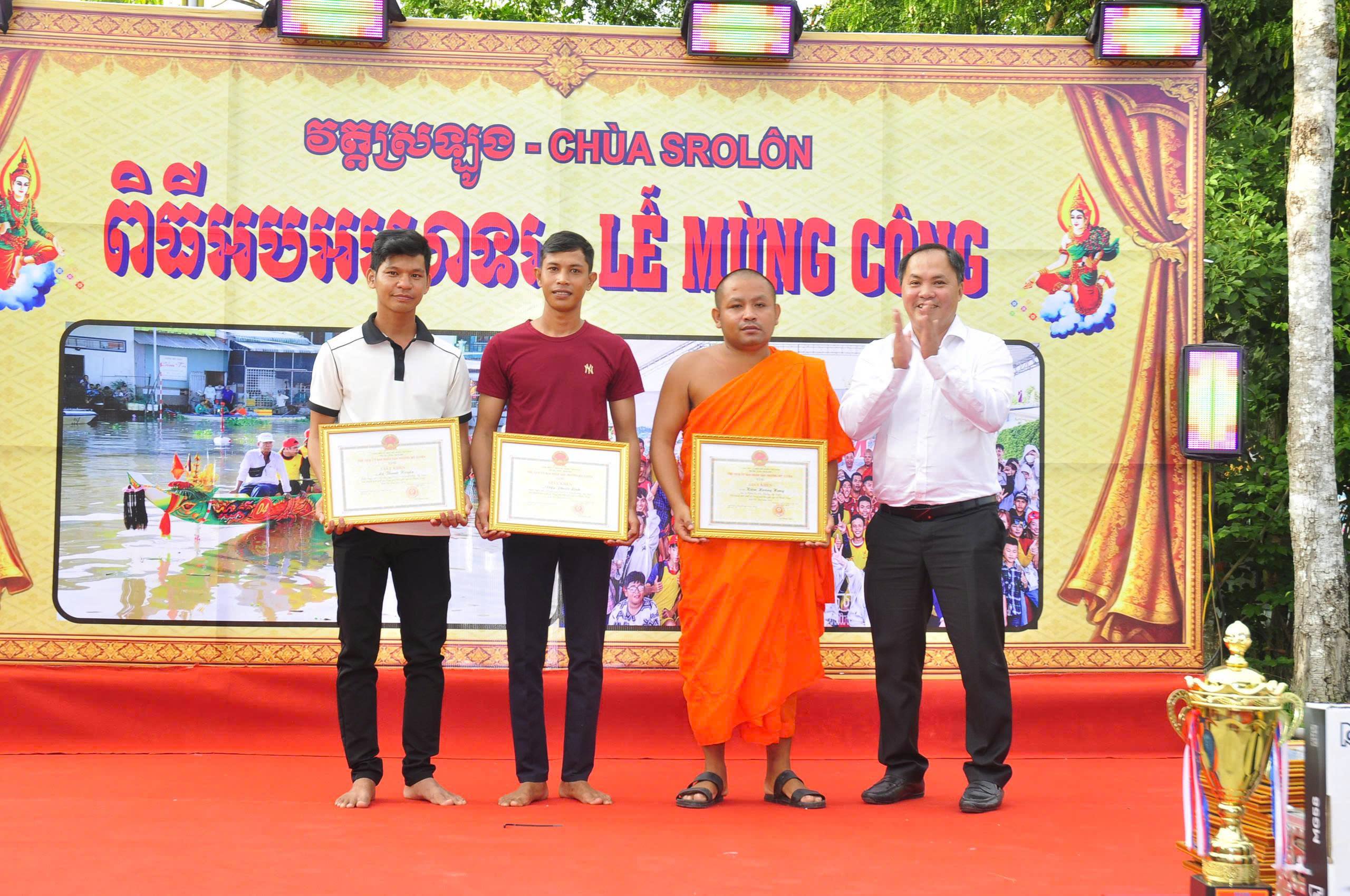 CHÙA SRO LÔN TỔ CHỨC LỄ MỪNG CÔNG GHE NGO ĐẠT THÀNH TÍCH XUẤT SẮC TRONG GIẢI ĐUA GHE NGO NĂM 2025