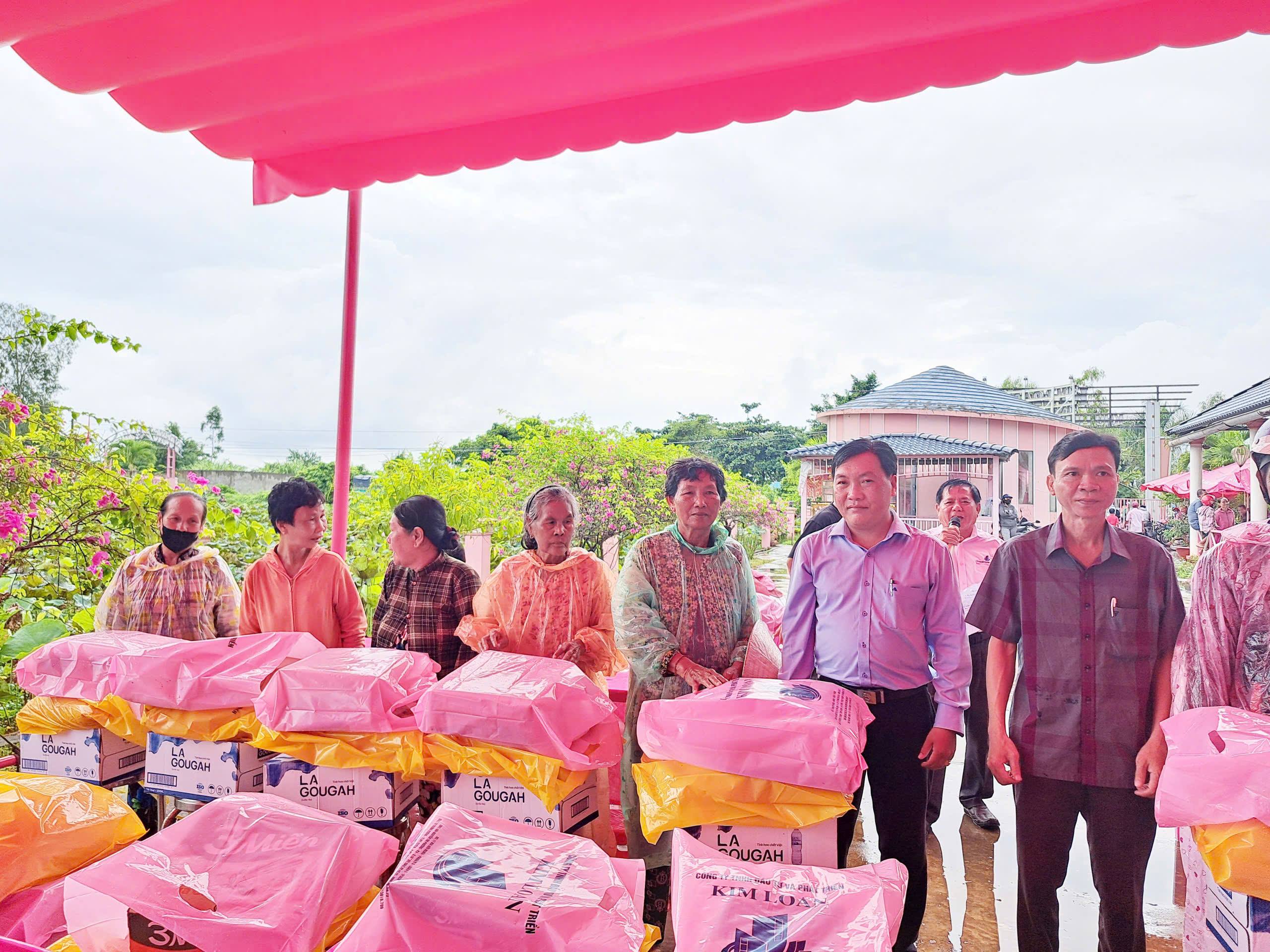 CÔNG TY ĐẦU TƯ VÀ PHÁT TRIỂN KIM LOAN TRAO TẶNG 400 PHẦN QUÀ CHO NGƯỜI DÂN CÓ HOÀN CẢNH KHÓ KHĂN TẠI PHƯỜNG MỸ XUYÊN, XÃ NGỌC TỐ VÀ XÃ LONG PHÚ