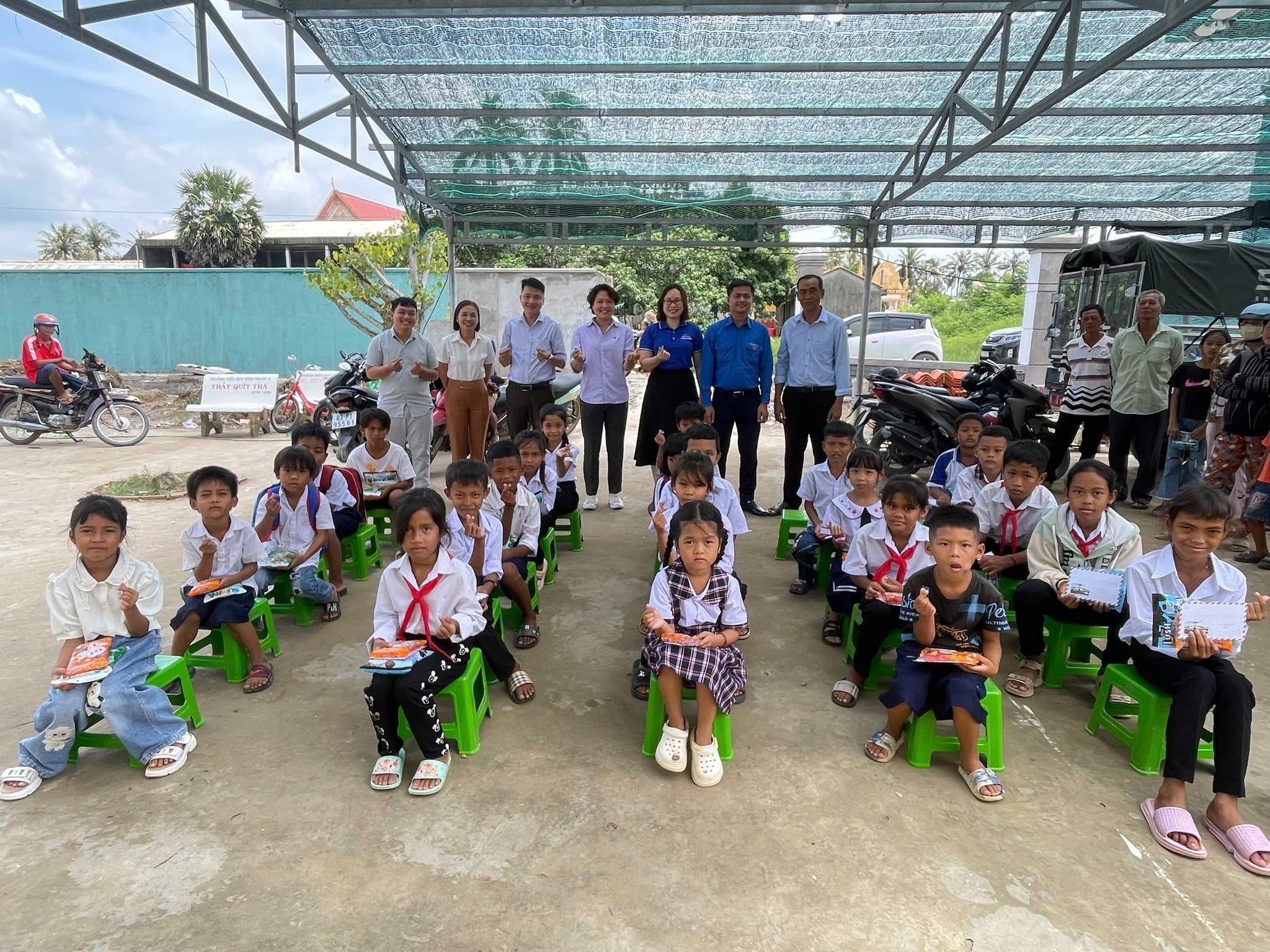 Tuổi trẻ Vĩnh Phước: Trao 20 suất học bổng cho học sinh có hoàn cảnh khó khăn tại Trường Tiểu học Vĩnh Phước 3