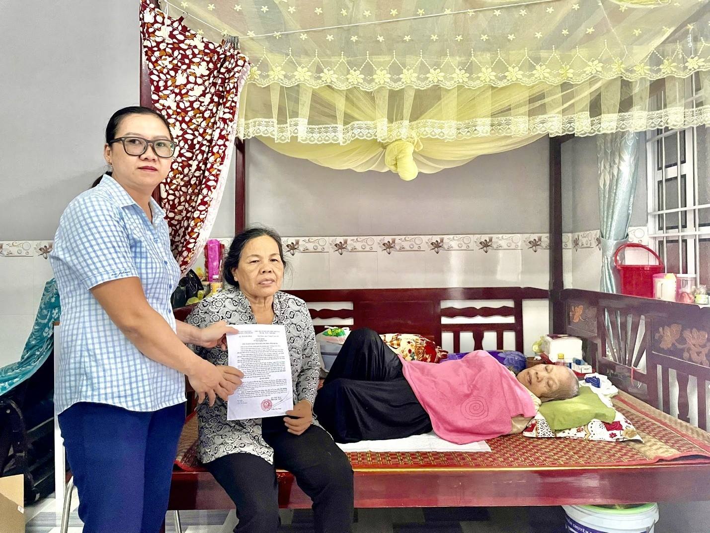 PHƯỜNG VĨNH PHƯỚC TRAO QUYẾT ĐỊNH TRỢ GIÚP XÃ HỘI TẬN NHÀ CHO NGƯỜI CAO TUỔI KHUYẾT TẬT NẶNG