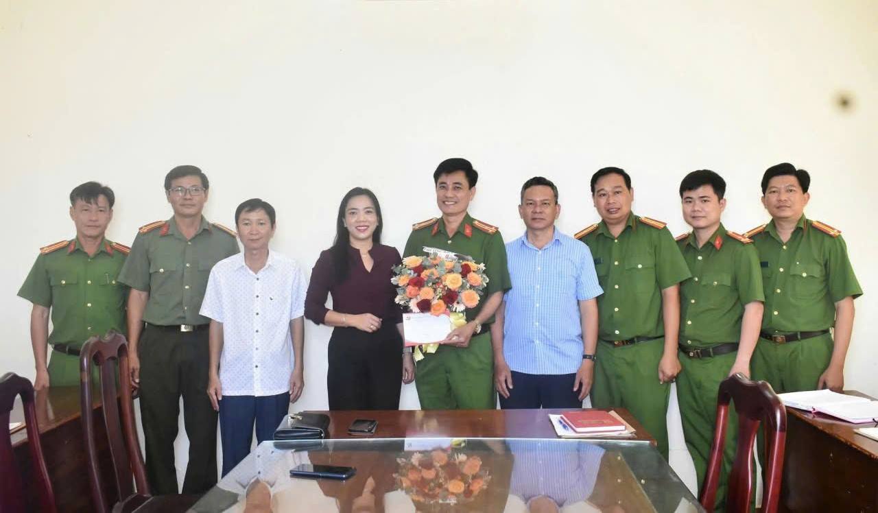  Đảng ủy - Hội đồng nhân dân - Ủy ban nhân dân - Ủy ban mặt trận tổ quốc Việt Nam phường Khánh Hòa thành lập đoàn đến thăm và chúc mừng tập thể lãnh đạo, cán bộ, chiến sĩ Công an phường nhân kỉ niệm 80 năm Ngày Truyền thống Công an nhân dân (19/8/1945-19/8/2025) và 20 năm Ngày hội toàn dân bảo vệ An ninh Tổ quốc (19/8/2005-19/8/2025)