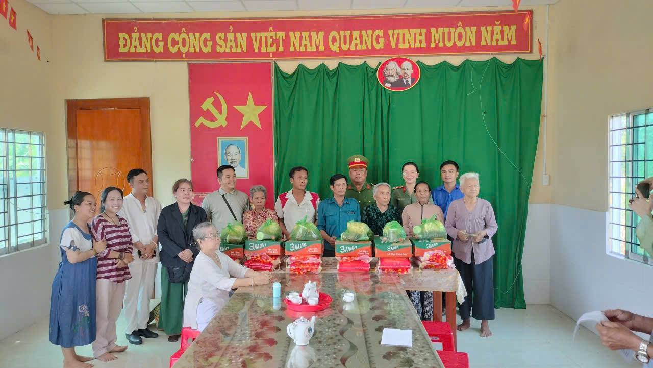 Tuổi trẻ Công an phường Mỹ Quới lan tỏa phong trào “Ba nhất”, trao quà hỗ trợ người dân khó khăn
