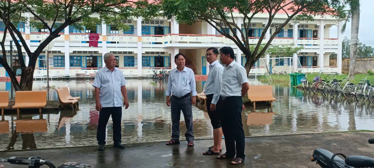Đoàn công tác Ủy ban nhân dân phường Mỹ Quới kiểm tra tình hình ngập nước tại các trường học trên địa bàn