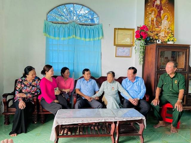 Bí thư Đảng ủy xã Lai Hòa thăm và tặng quà Mẹ Việt Nam anh hùng Lê Thị Hai nhân kỷ niệm 80 năm Quốc khánh 2/9
