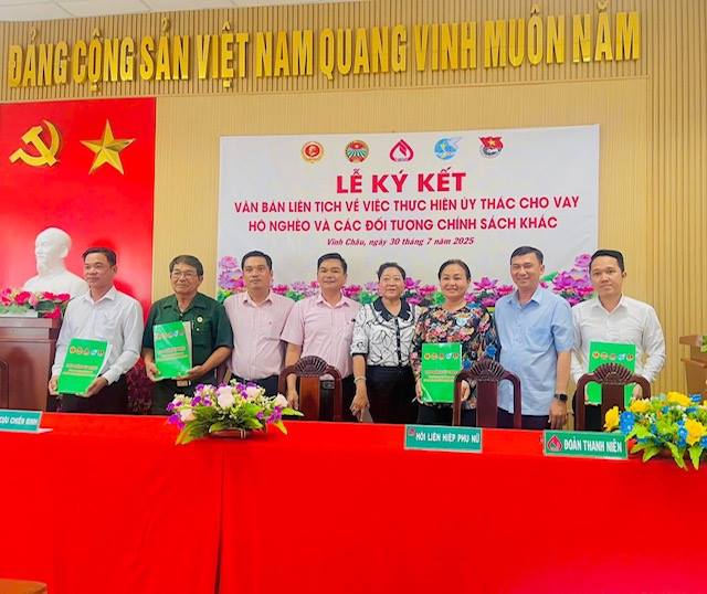 Lễ ký kết hợp đồng ủy thác cho vay hộ nghèo và các đối tượng chính sách khác với các tổ chức chính trị - xã hội xã Lai Hòa