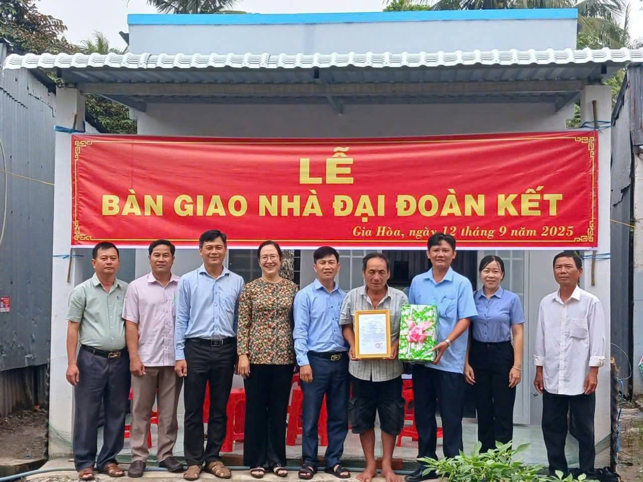 Xã Gia Hòa: Bàn giao “Nhà Đại đoàn kết” cho hộ gia đình khó khăn ấp Thạnh Bình