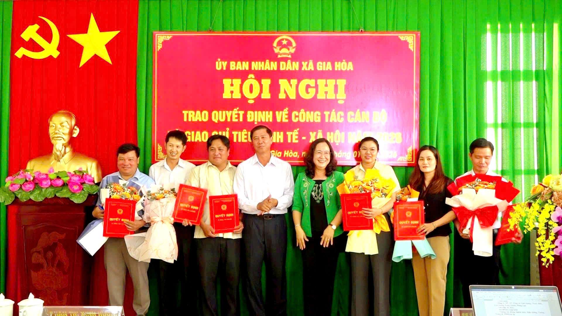 UBND XÃ GIA HÒA TỔ CHỨC HỘI NGHỊ TRAO QUYẾT ĐỊNH CÔNG TÁC CÁN BỘ VÀ GIAO CHỈ TIÊU PHÁT TRIỂN KINH TẾ – XÃ HỘI NĂM 2026.