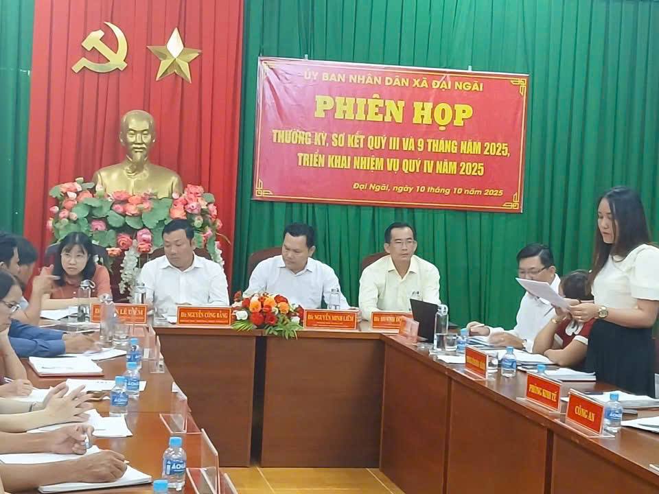 Phiên họp thường kỳ sơ kết quý III và 9 tháng năm 2025, triển khai phương hướng nhiệm vụ quý IV năm 2025 của UBND xã