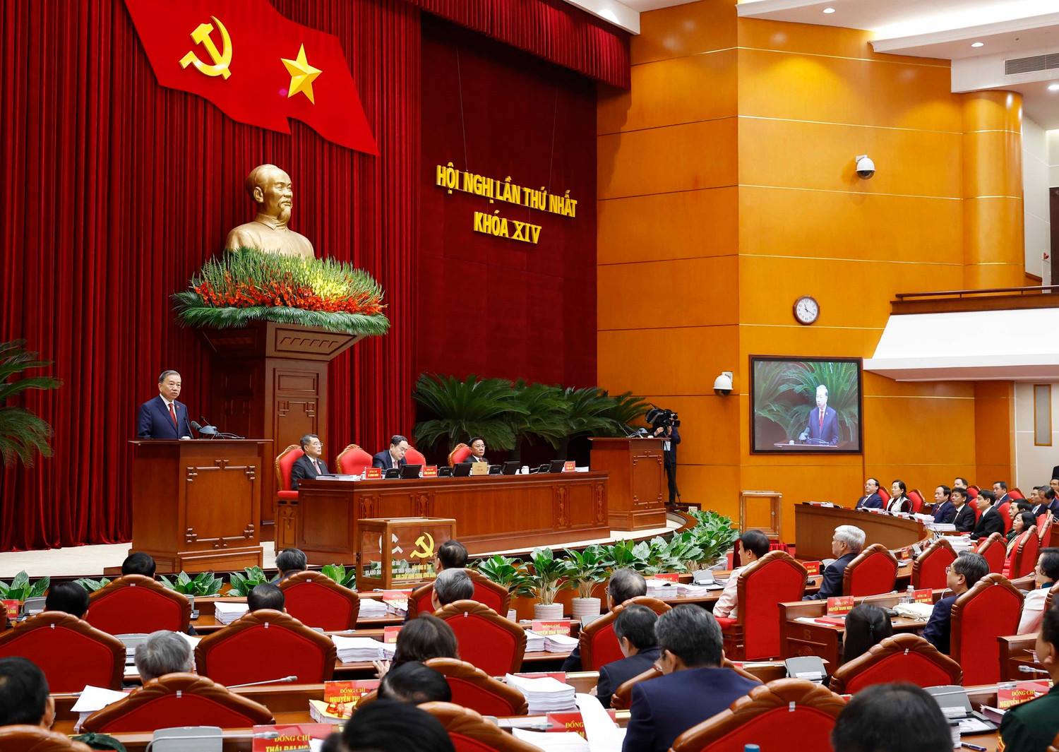 Chỉ thị của Bộ Chính trị về nghiên cứu, học tập, quán triệt, tuyên truyền và triển khai thực hiện Nghị quyết Đại hội đại biểu toàn quốc lần thứ XIV của Đảng
