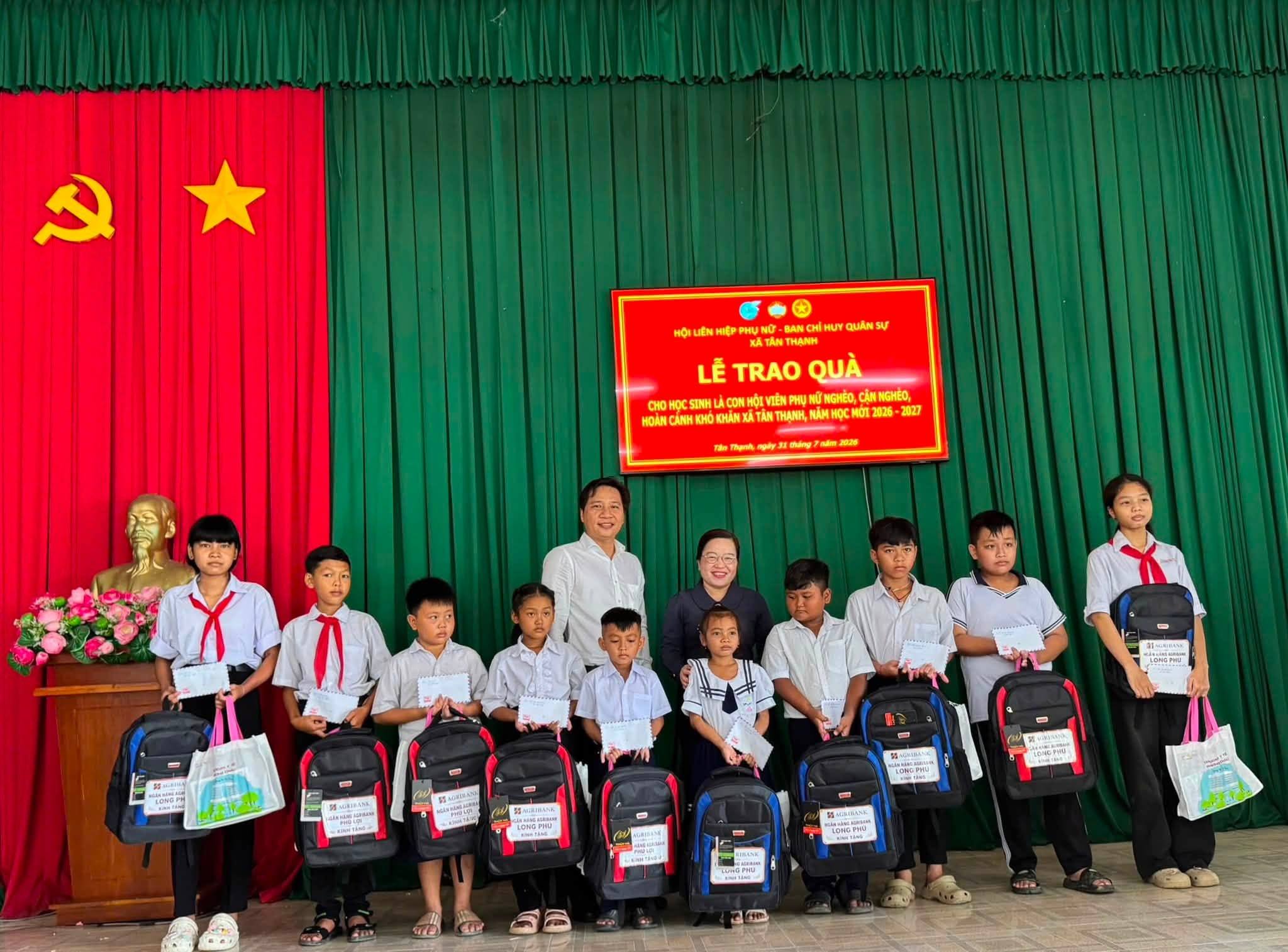 XÃ TÂN THẠNH TỔ CHỨC LỄ TRAO QUÀ TIẾP SỨC ĐẾN TRƯỜNG CHO HỌC SINH CÓ HOÀN CẢNH KHÓ KHĂN