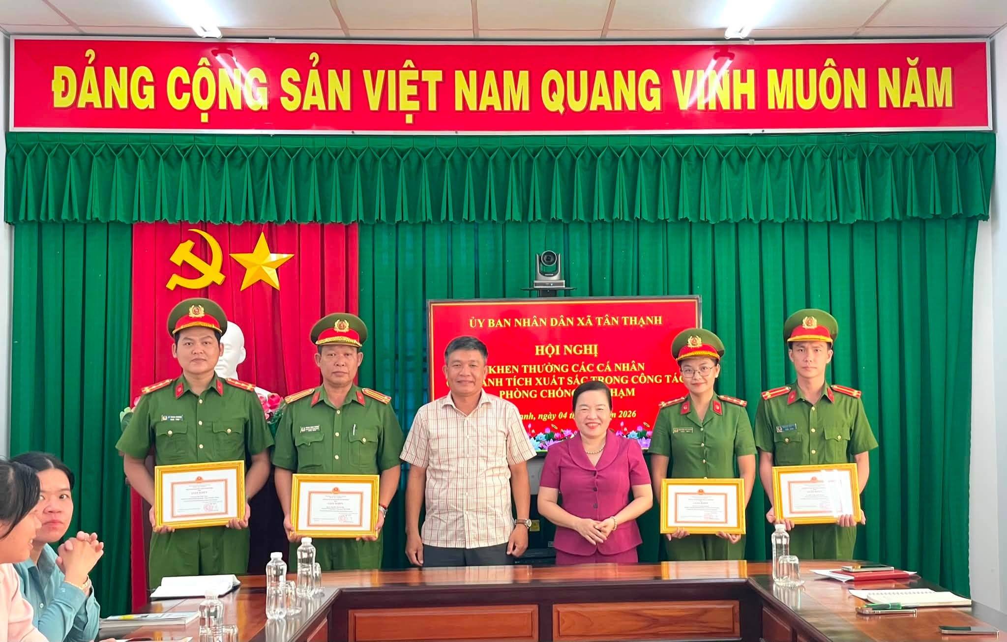 XÃ TÂN THẠNH KHEN THƯỞNG ĐỘT XUẤT 04 CÁ NHÂN CÓ THÀNH TÍCH XUẤT SẮC TRONG CÔNG TÁC PHÒNG, CHỐNG TỘI PHẠM