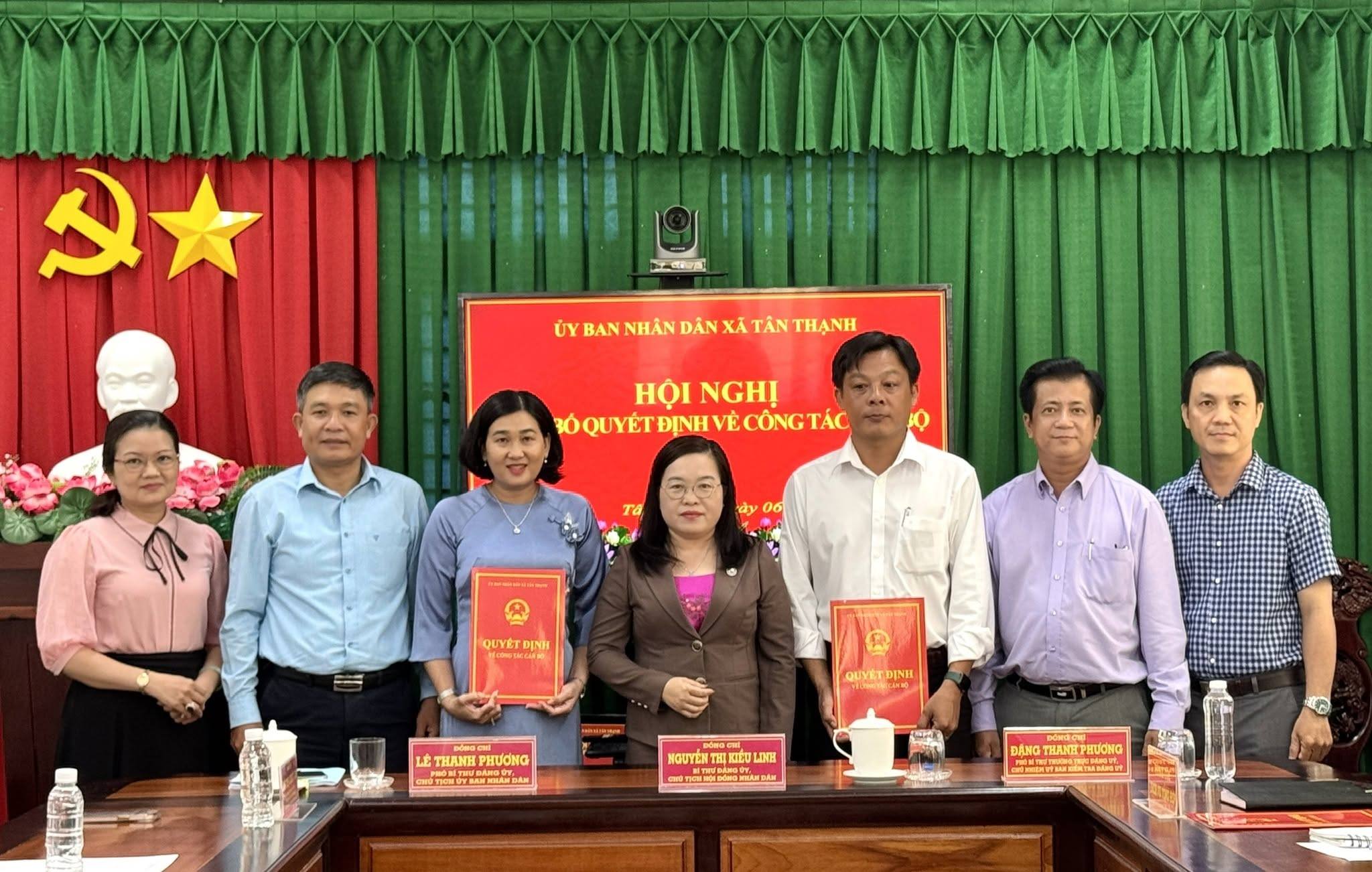 XÃ TÂN THẠNH CÔNG BỐ CÁC QUYẾT ĐỊNH VỀ CÔNG TÁC CÁN BỘ