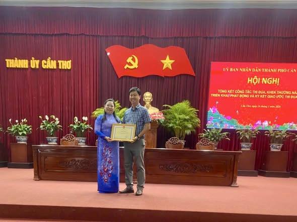 TÂN THẠNH: NHẬN BẰNG KHEN CỦA CHỦ TỊCH UBND THÀNH PHỐ CẦN THƠ