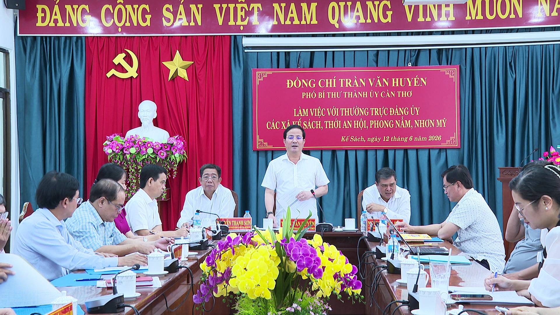 Phó Bí thư Thành ủy Trần Văn Huyến làm việc với Thường trực Đảng ủy các xã Kế Sách, Nhơn Mỹ, Thới An Hội, và Phong Nẫm