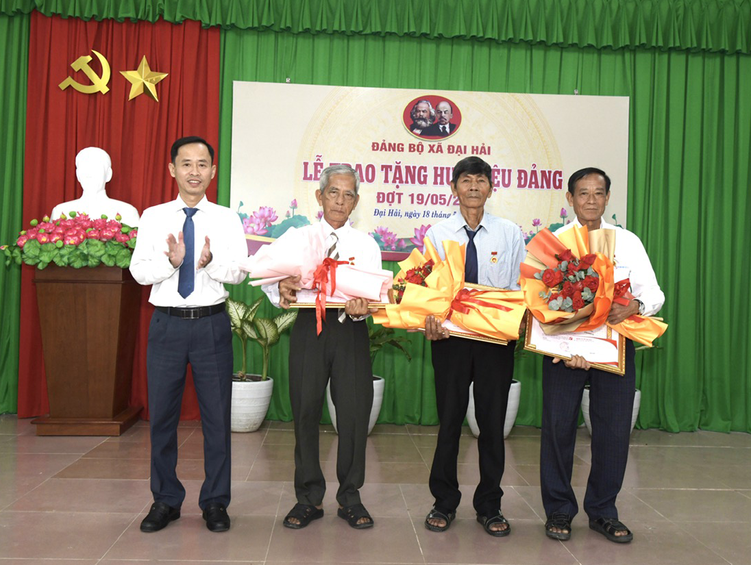 ĐẢNG BỘ XÃ ĐẠI HẢI TRAO TẶNG HUY HIỆU ĐẢNG ĐỢT 19/5/2026 CHO 6 ĐỒNG CHÍ CAO NIÊN TUỔI ĐẢNG 