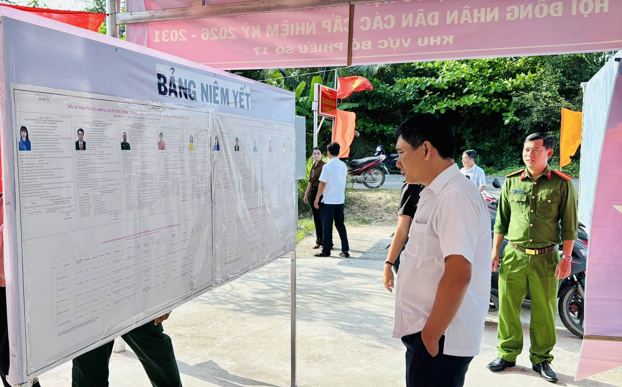 Đồng chí Nguyễn Thái Đăng - Phó Bí thư Thường trực Đảng ủy kiểm tra toàn diện công tác chuẩn bị tại các tổ bầu cử
