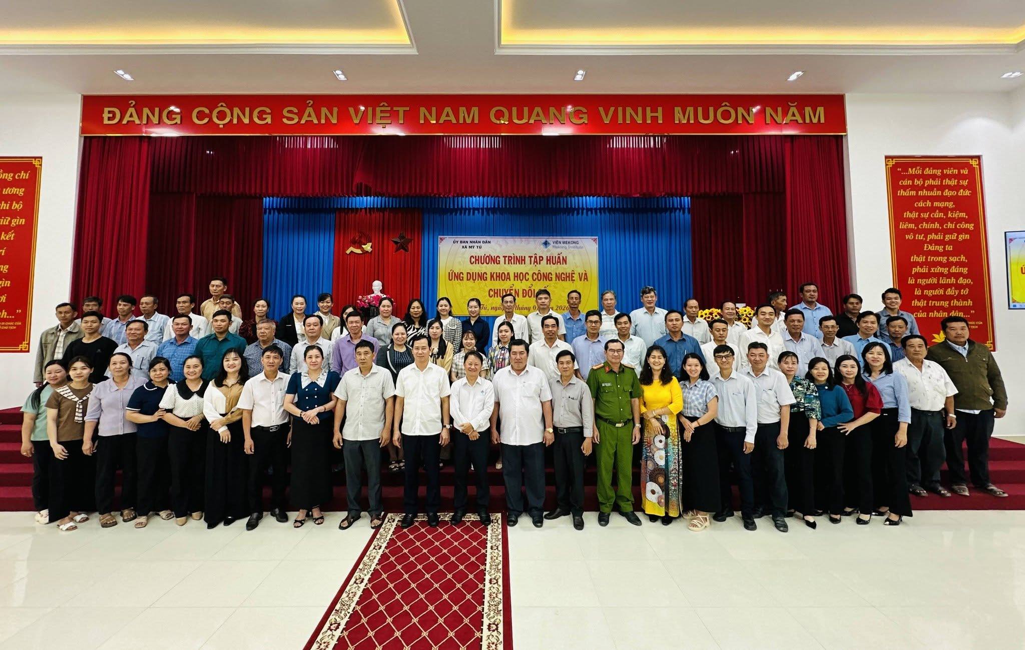 Ủy ban nhân dân xã Mỹ Tú tổ chức chương trình tập huấn ứng dụng khoa học công nghệ và chuyển đổi số
