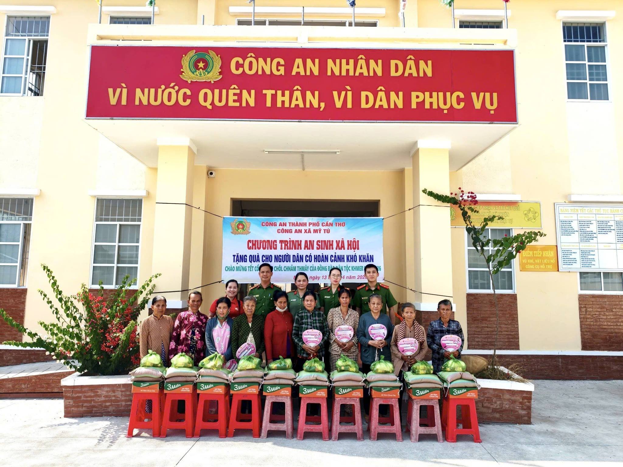 Công an xã Mỹ Tú tổ chức chương trình an sinh xã hội tặng quà cho đồng bào Khmer có hoàn cảnh khó khăn