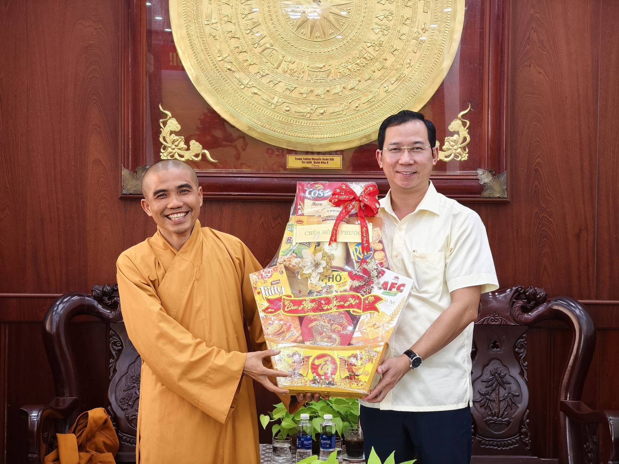 Chùa Hồng Phước đến thăm chúc Tết tại Đảng ủy xã Mỹ Tú