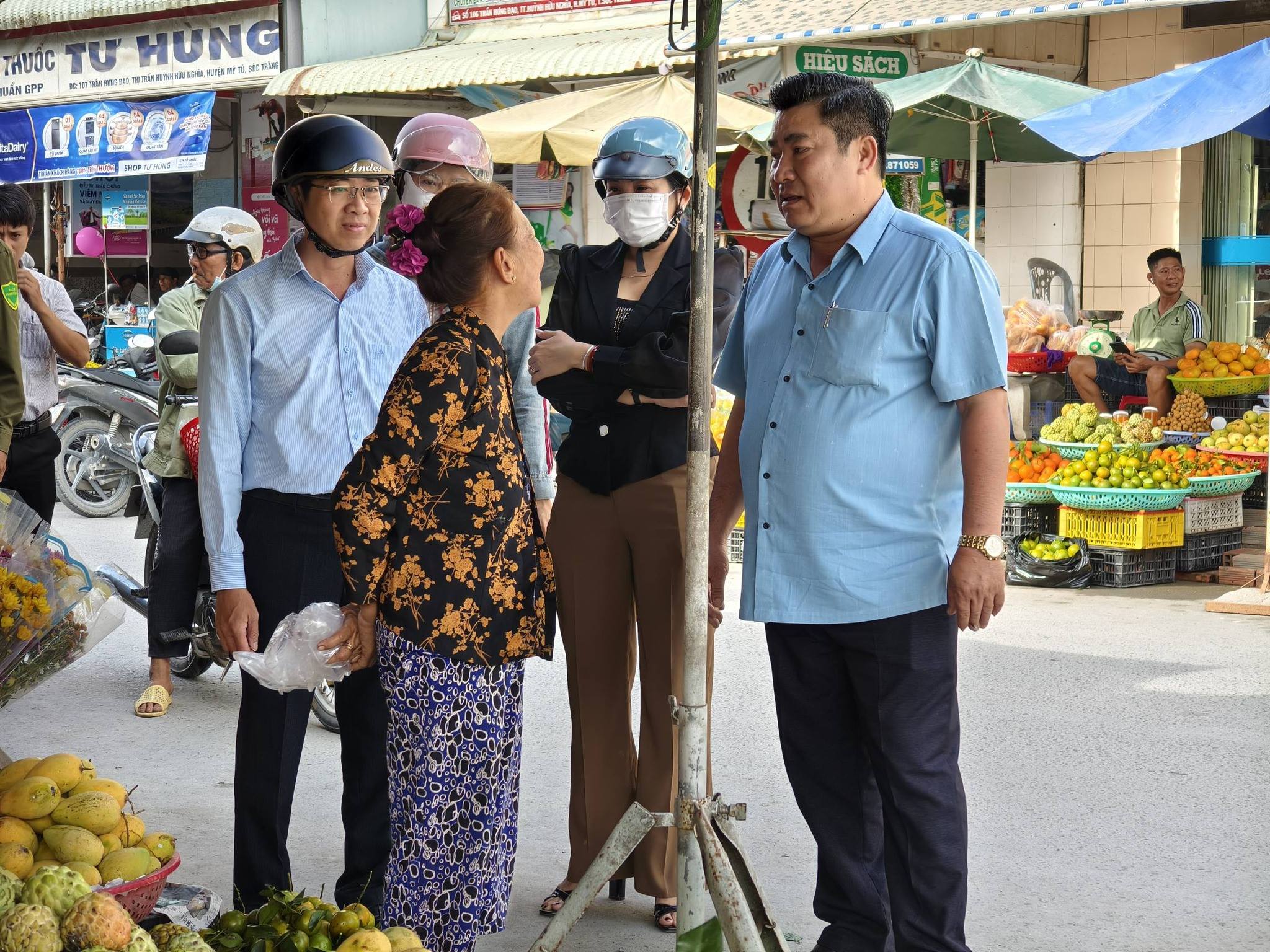 Chủ tịch UBND xã Mỹ Tú kiểm tra trật tự mua bán tại chợ Huỳnh Hữu Nghĩa