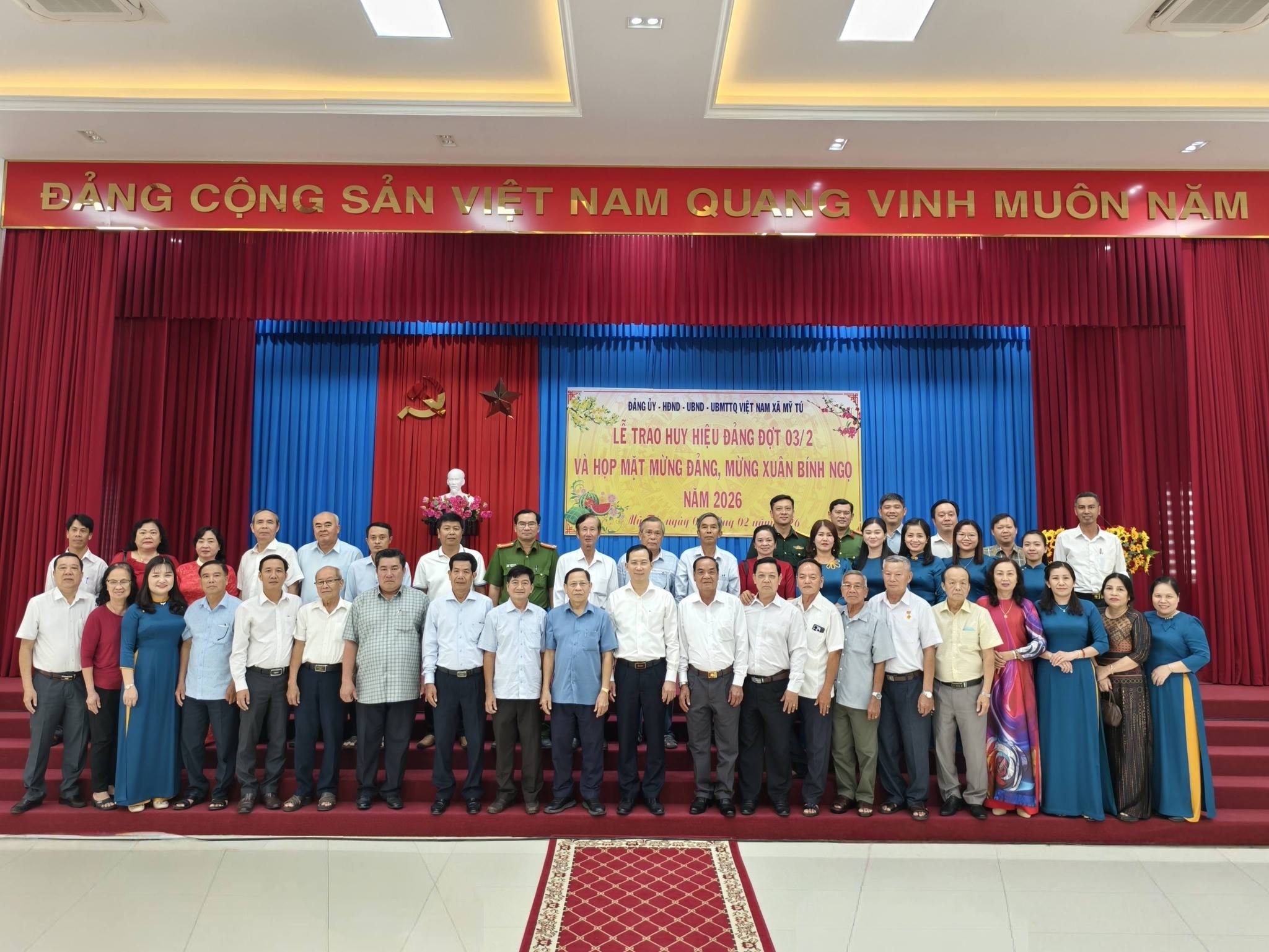 Lễ trao Huy hiệu Đảng cho Đảng viên đợt 03/02 và Họp mặt mừng Đảng, mừng Xuân Bính Ngọ năm 2026 ở xã Mỹ Tú