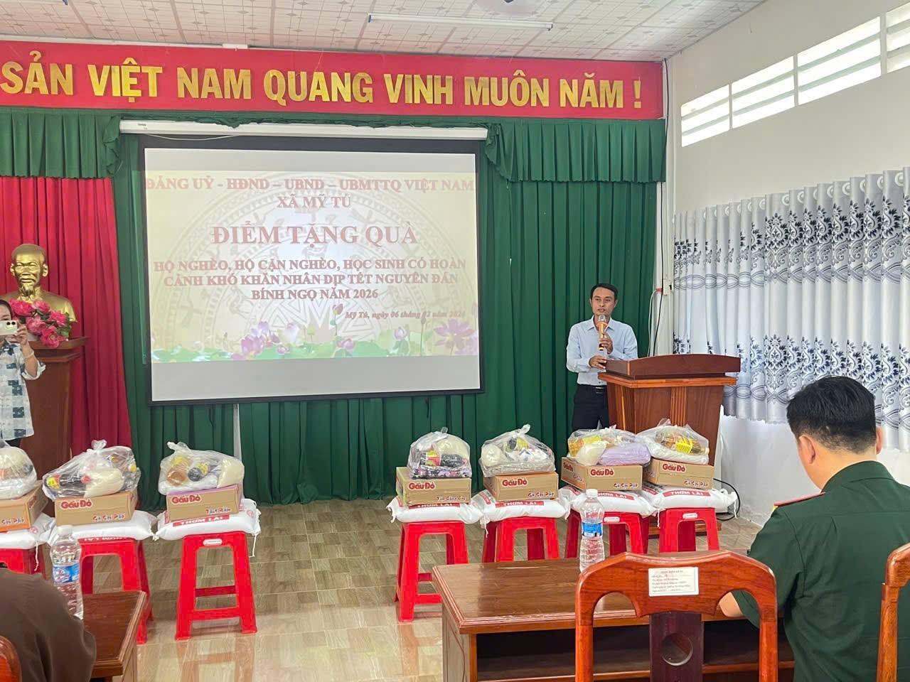 Xã Mỹ Tú: Trao tặng 200 phần quà cho học sinh và hộ khó khăn nhân dịp Tết Nguyên đán Bính Ngọ năm 2026