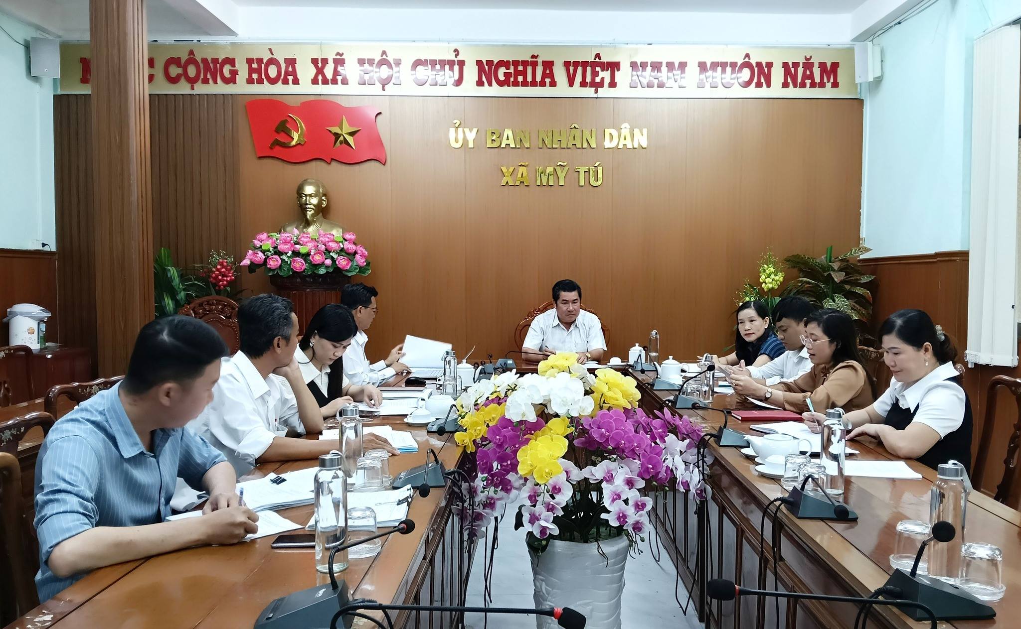 Xã Mỹ Tú tổ chức buổi họp để nghe báo cáo tình hình thực hiện các chế độ, chính sách
