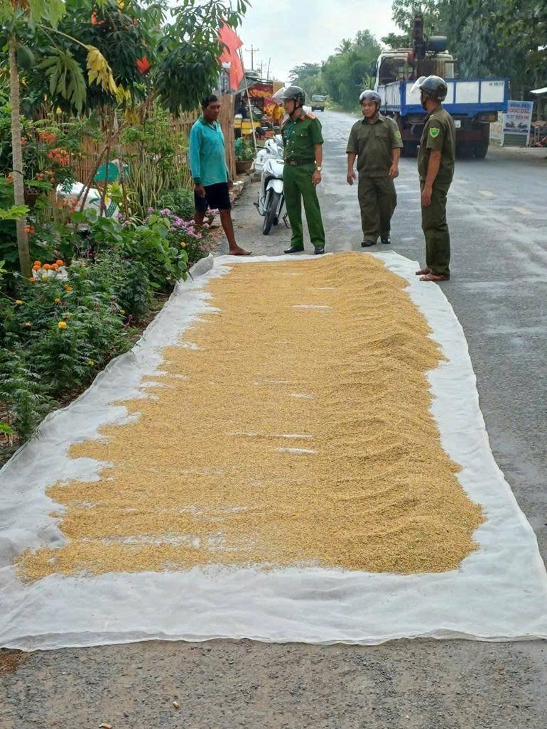 CÔNG AN XÃ MỸ HƯƠNG TĂNG CƯỜNG KIỂM TRA, XỬ LÝ CÁC HÀNH VI VI PHẠM HÀNH LANG AN TOÀN GIAO THÔNG