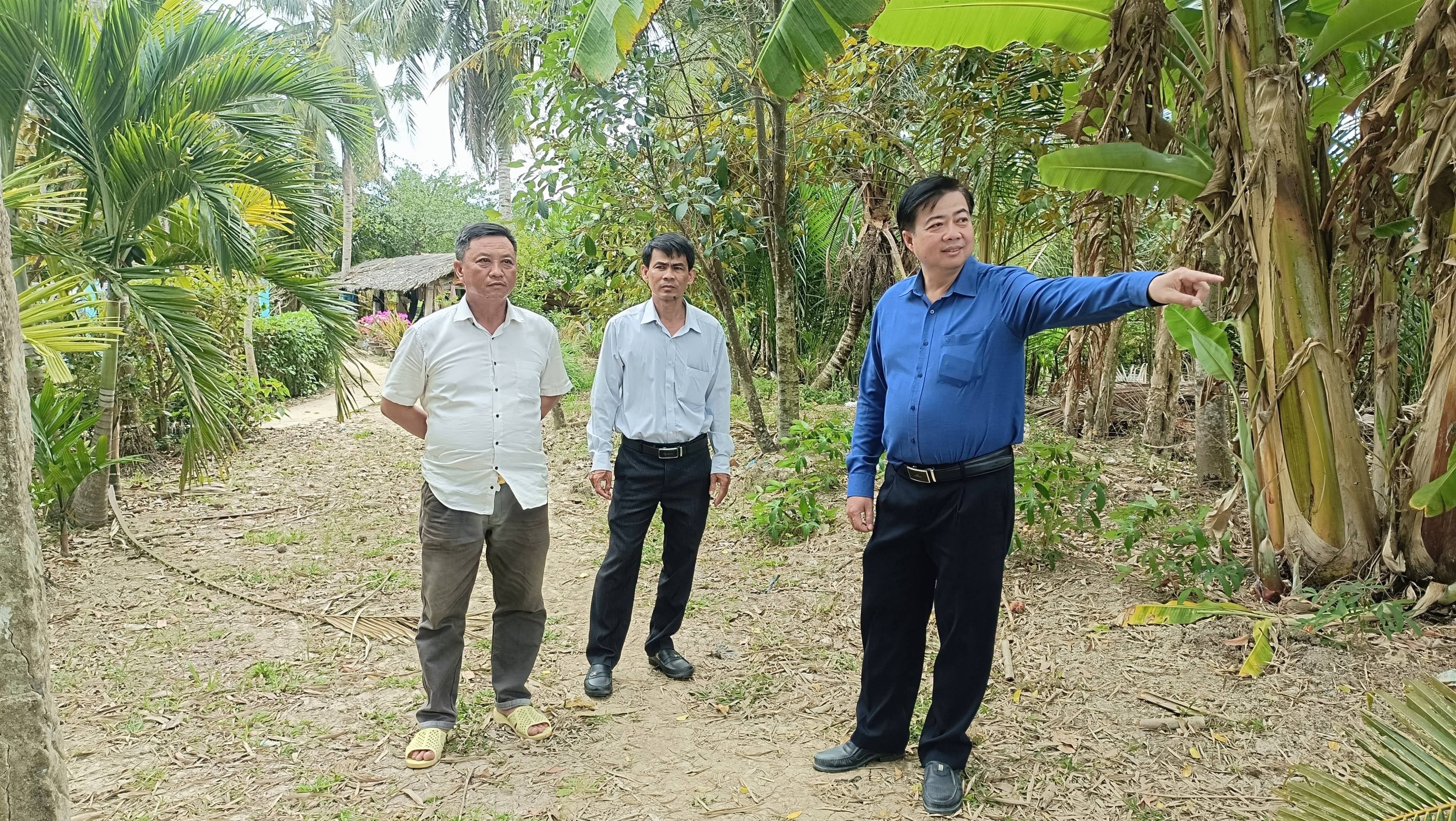 CHỦ TỊCH UBND XÃ MỸ HƯƠNG KHẢO SÁT THỰC TẾ CÁC TUYẾN ĐƯỜNG TRÊN ĐỊA BÀN ẤP THIỆN NHƠN, THIỆN TÁNH