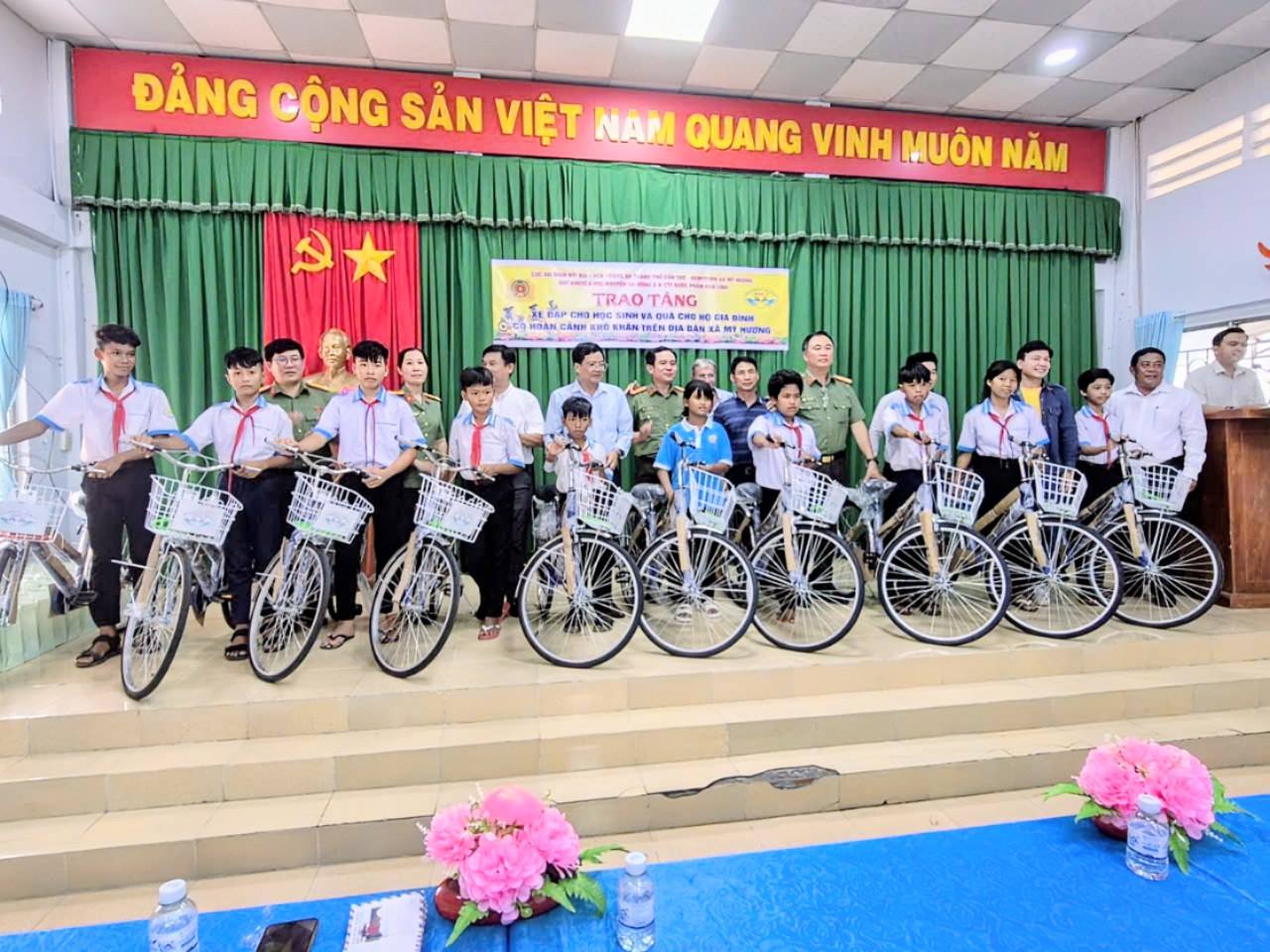 TRAO TẶNG XE ĐẠP VÀ QUÀ CHO HỌC SINH, HỘ GIA ĐÌNH KHÓ KHĂN TẠI XÃ MỸ HƯƠNG