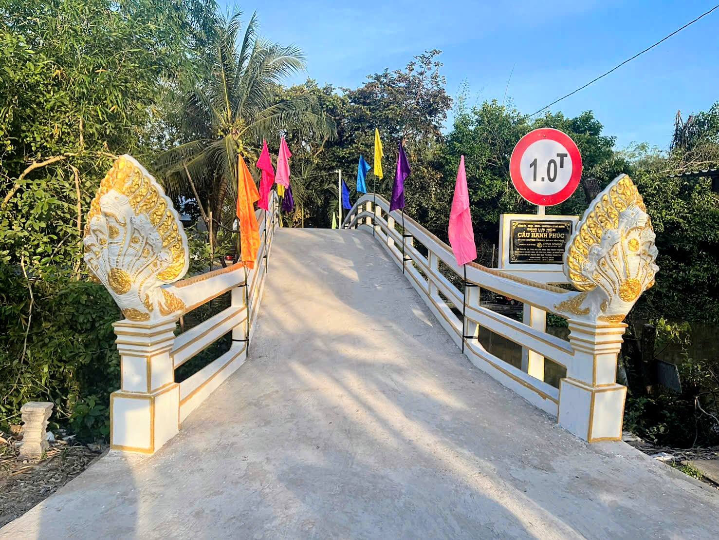 MỸ HƯƠNG KHÁNH THÀNH CẦU HẠNH PHÚC TẠI ẤP BÉT TÔN