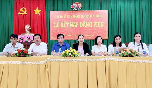 CHI BỘ ỦY BAN NHÂN DÂN XÃ MỸ HƯƠNG TỔ CHỨC LỄ KẾT NẠP ĐẢNG VIÊN VÀ TRAO GIẤY KHEN ĐẢNG VIÊN HOÀN THÀNH XUẤT SẮC NHIỆM VỤ NĂM 2025