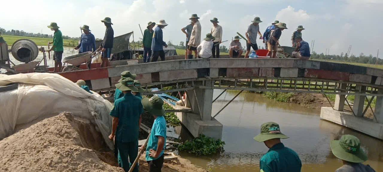 CÁN BỘ, ĐẢNG VIÊN VÀ LỰC LƯỢNG DÂN QUÂN TỰ VỆ XÃ MỸ HƯƠNG THAM GIA ĐỔ MẶT CẦU NÔNG THÔN 02/9 ẤP TÀ ÂN B