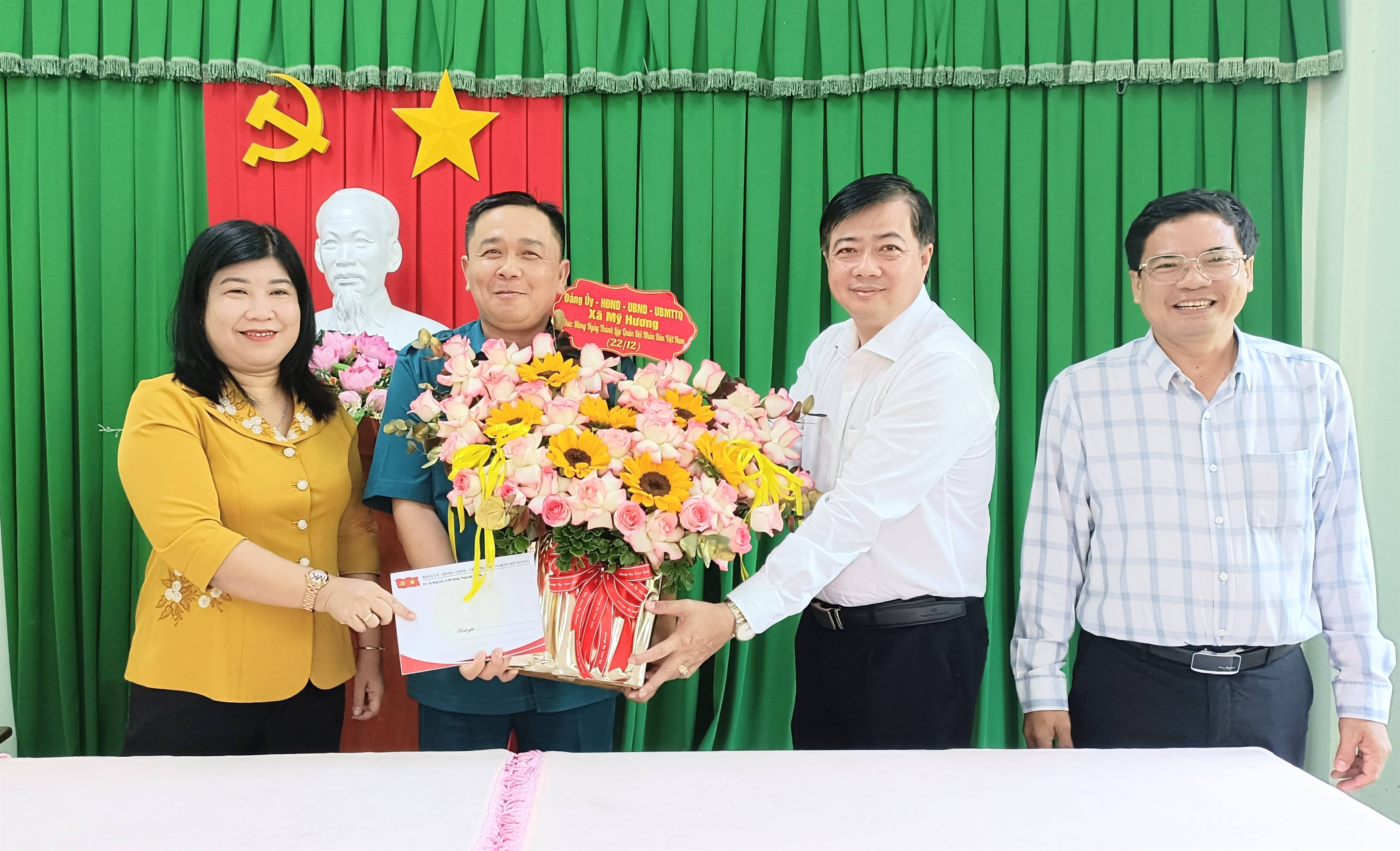 ĐẢNG ỦY, HĐND, UBND, ỦY BAN MTTQ VIÊT NAM XÃ MỸ HƯƠNG THĂM, TẶNG QUÀ BAN CHỈ HUY QUÂN SỰ XÃ NHÂN KỶ NIỆM 22/12