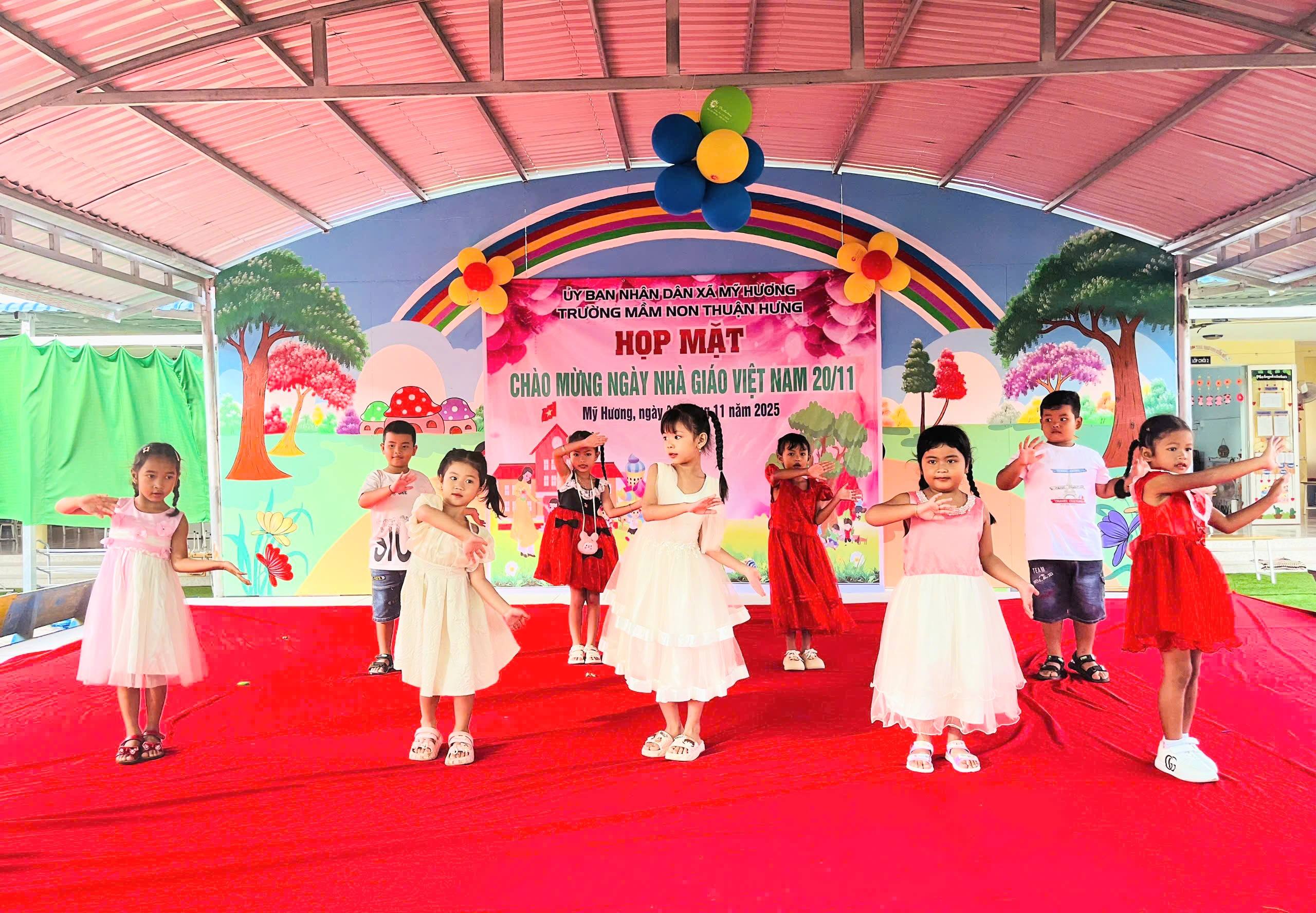 XÃ MỸ HƯƠNG TỔ CHỨC CÁC ĐOÀN ĐẾN DỰ HỌP MẶT KỶ NIỆM NGÀY NHÀ GIÁO VIỆT NAM 20/11 NĂM 2025