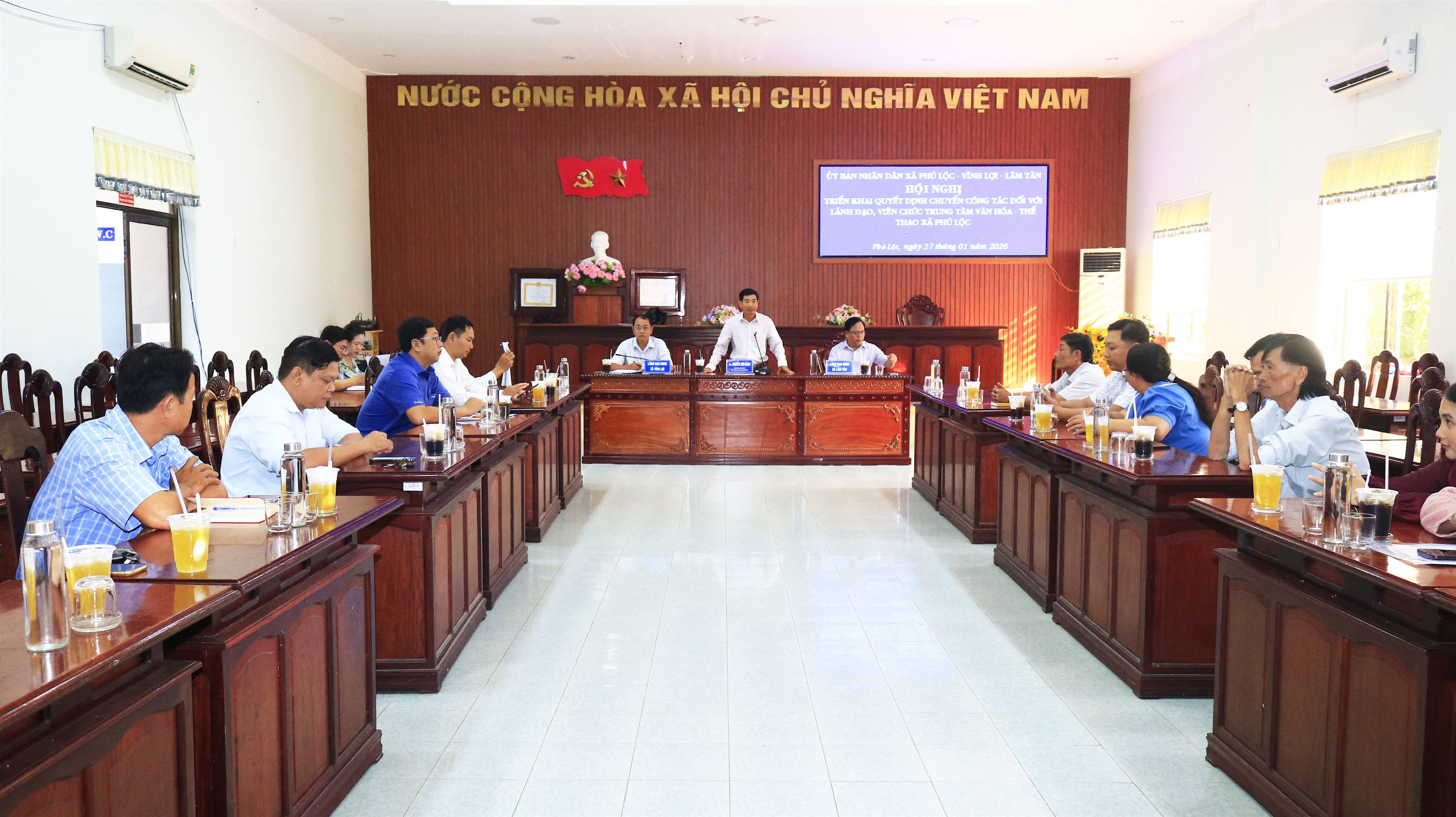 TRIỂN KHAI QUYẾT ĐỊNH CHUYỂN CÔNG TÁC ĐỐI VỚI LÃNH ĐẠO, VIÊN CHỨC TRUNG TÂM VĂN HOÁ – THỂ THAO XÃ PHÚ LỘC