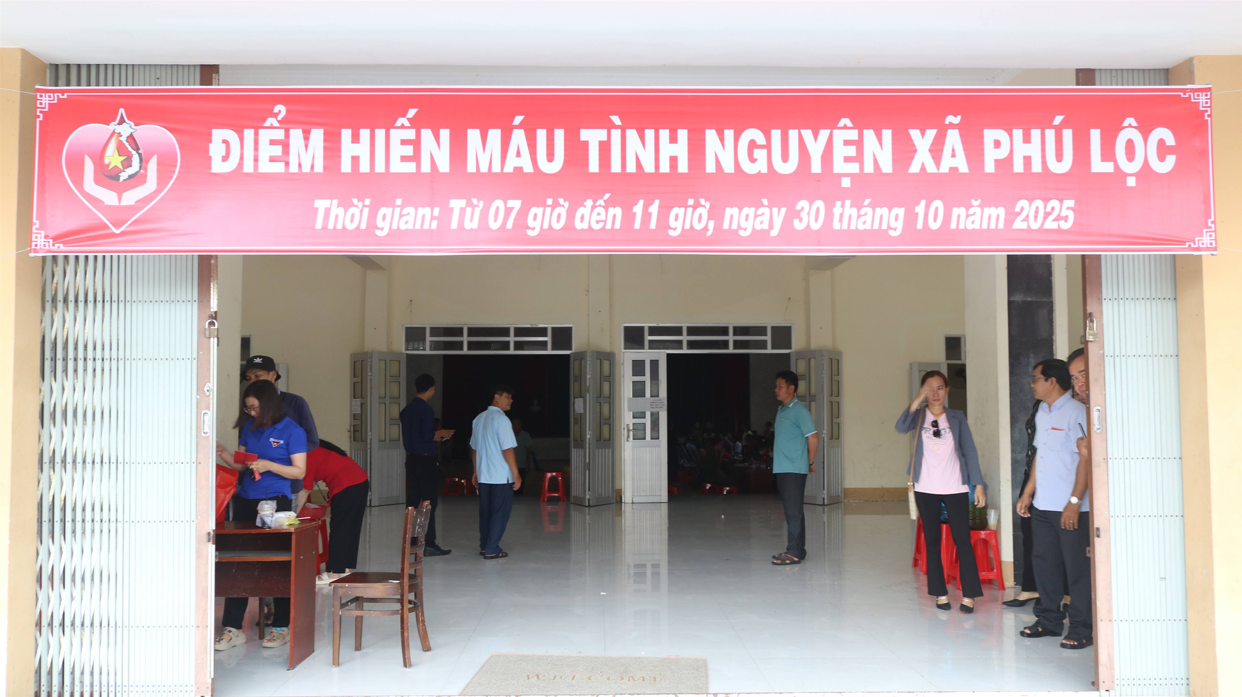 GẦN 300 NGƯỜI THAM GIA HIẾN MÁU TÌNH NGUYỆN