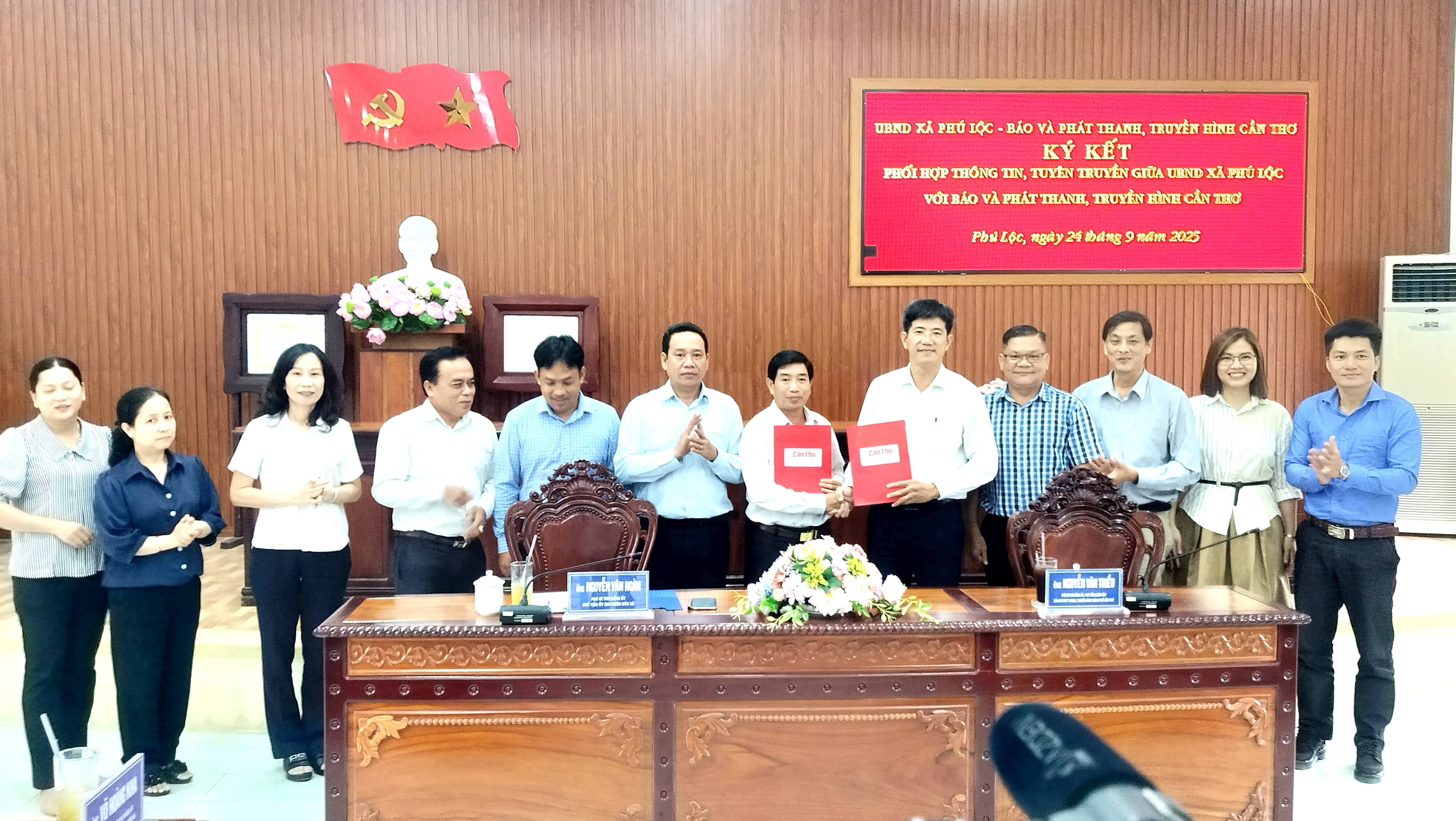 UBND xã Phú Lộc ký kết ghi nhớ phối hợp thông tin tuyên truyền với Báo và Phát thanh, Truyền hình Cần Thơ
