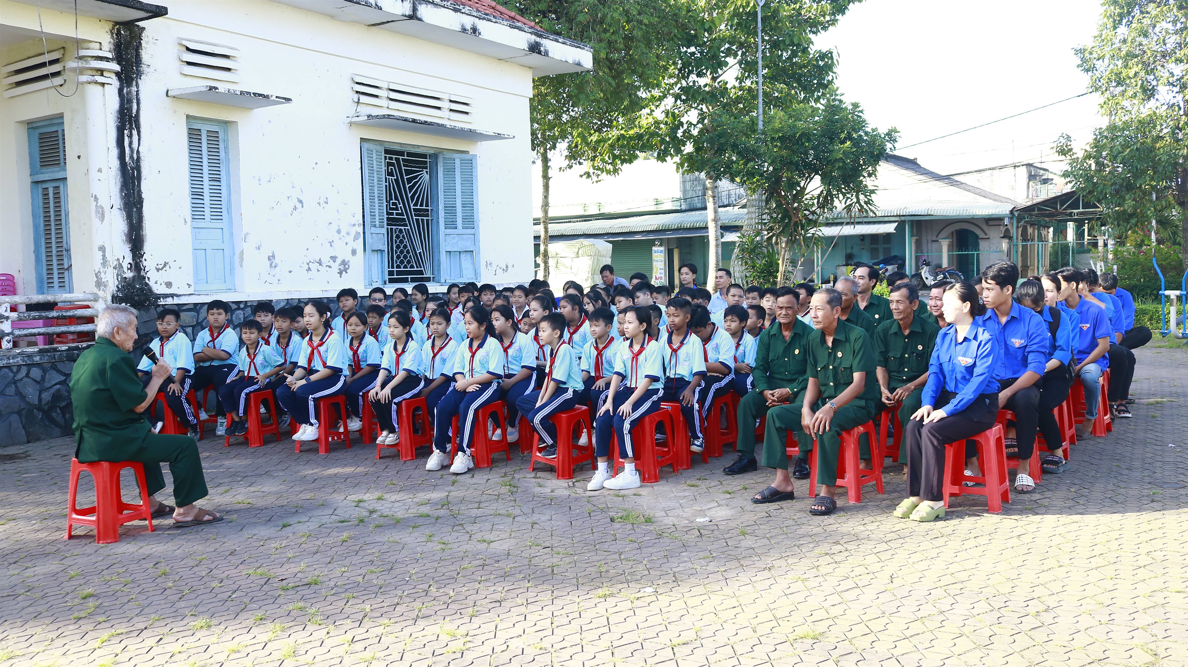 Hoạt động trải nghiệm tại Nhà truyền thống xã Phú Lộc