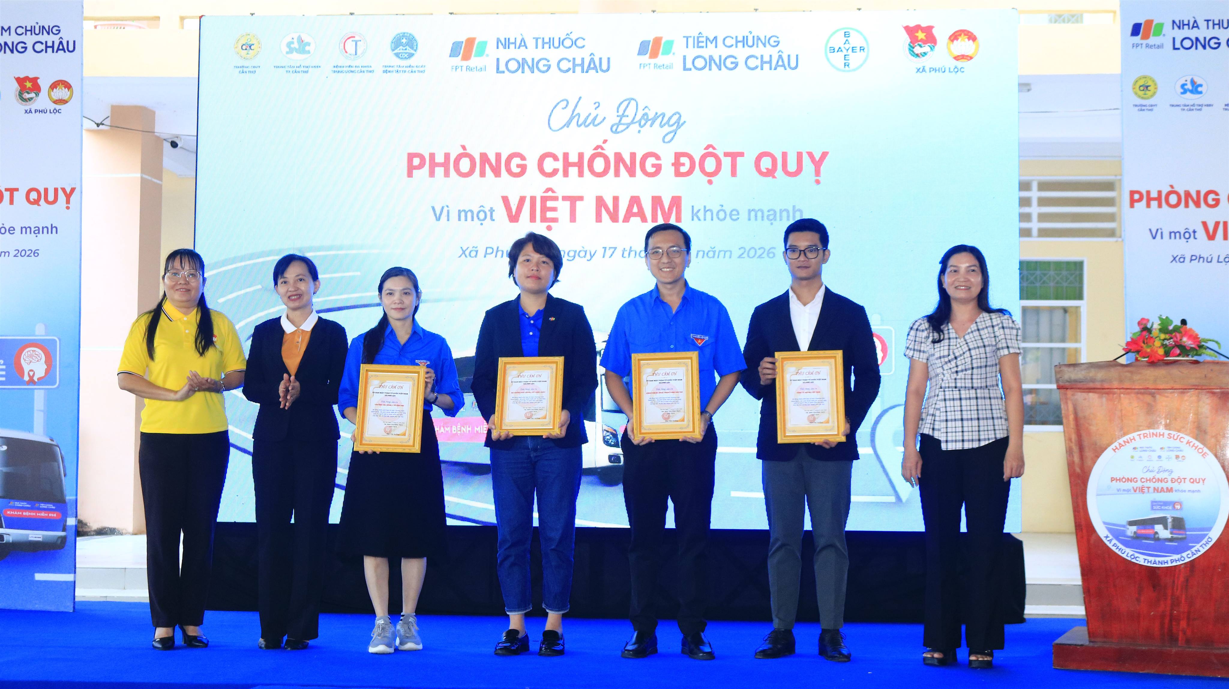 KHÁM BỆNH, CẤP PHÁT THUỐC MIỄN PHÍ VÀ  TẶNG QUÀ CHO 500 NGƯỜI DÂN TRÊN ĐỊA BÀN XÃ PHÚ LỘC