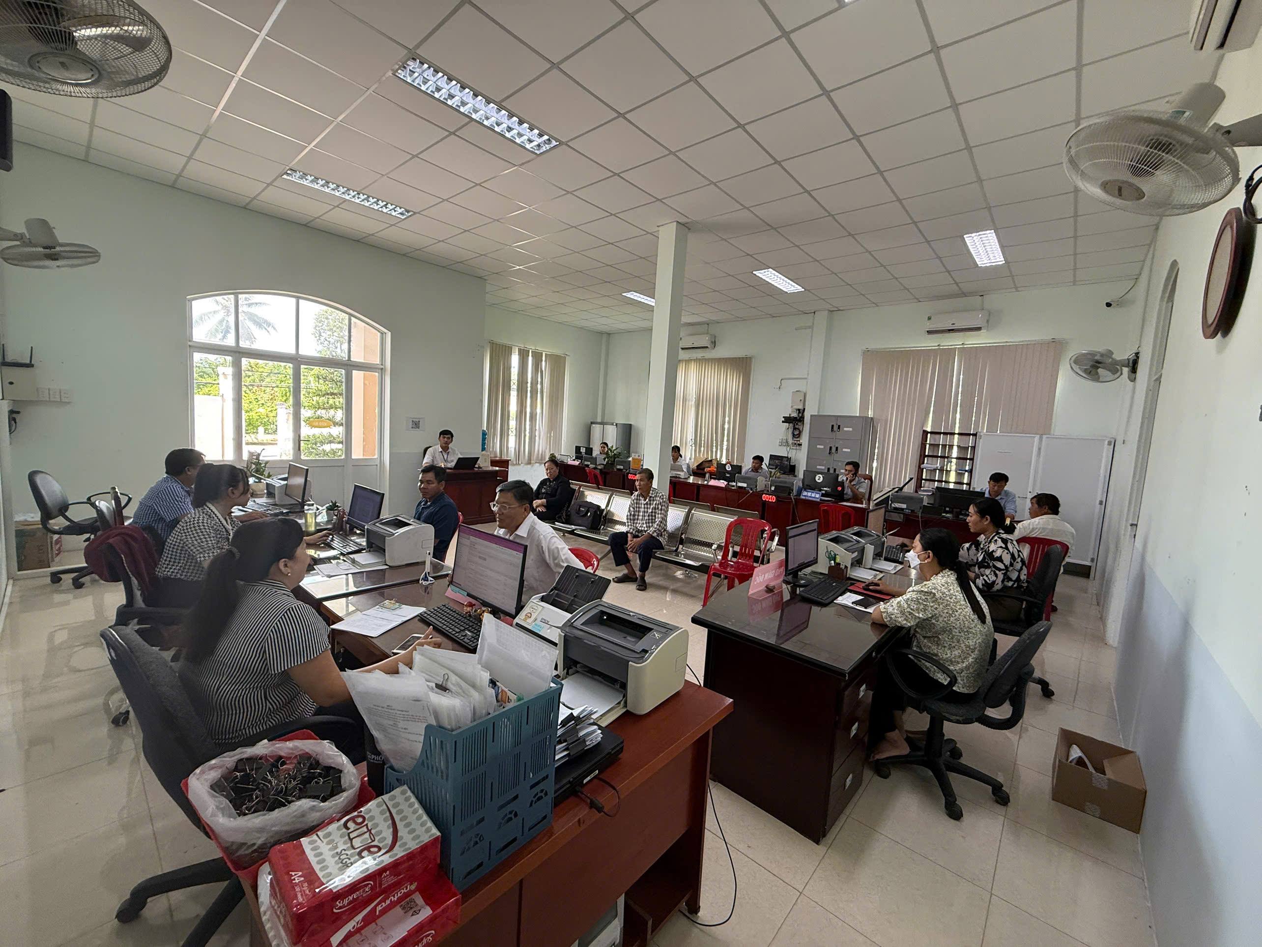 TRUNG TÂM PHỤC VỤ HÀNH CHÍNH CÔNG XÃ PHÚ LỘC: HƠN 7.500 HỒ SƠ ĐƯỢC GIẢI QUYẾT ĐÚNG HẠN