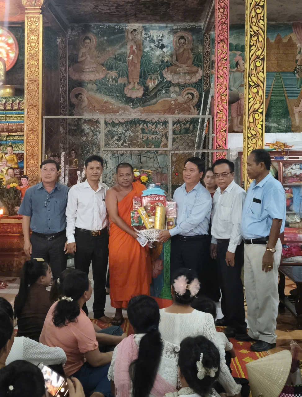 Lãnh đạo xã Phú Lộc thăm, chúc mừng lễ Sene Đolta tại các chùa trên địa bàn