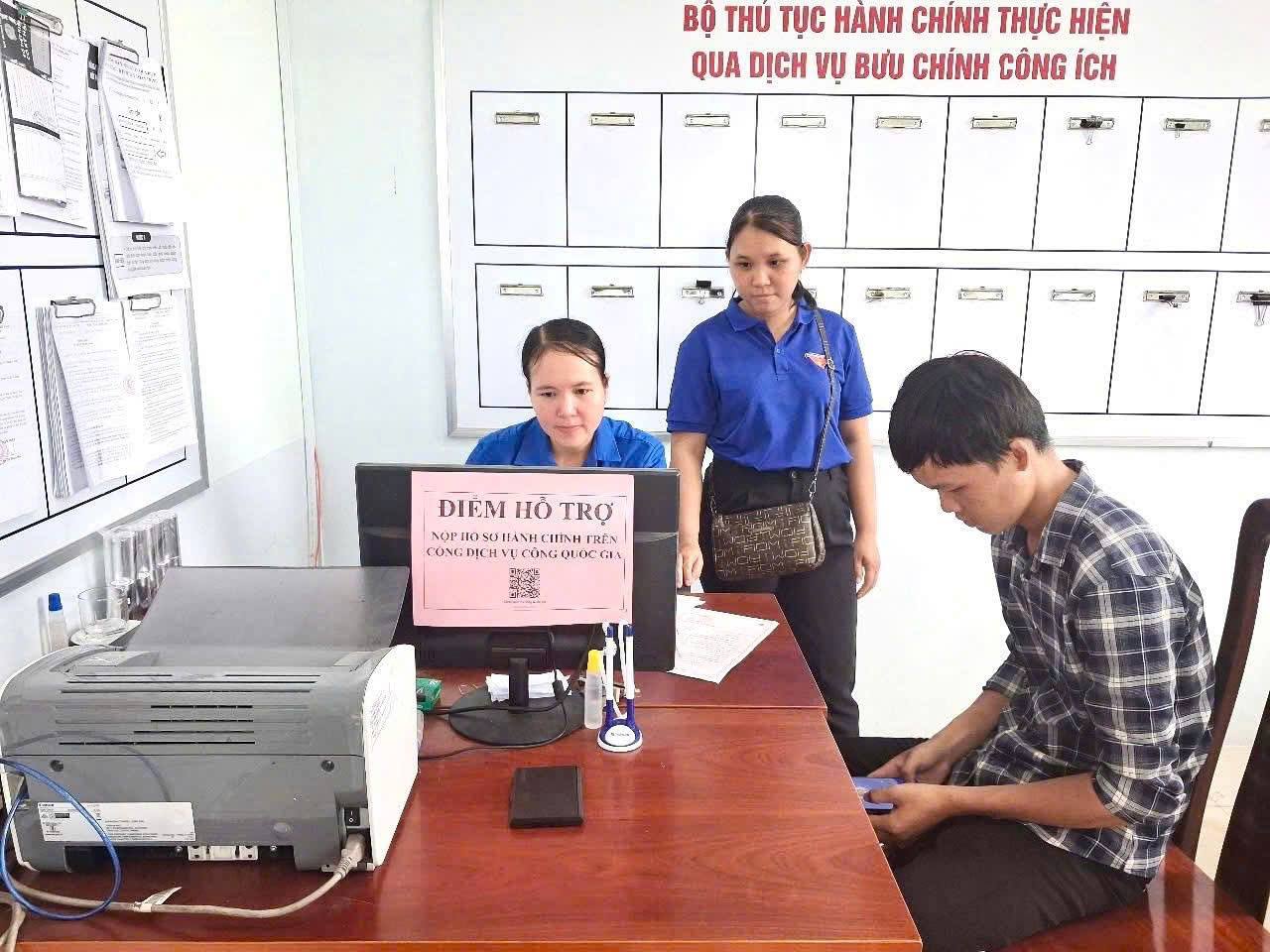 Duy trì Hoạt động của Đội hỗ trợ phản ứng nhanh trong công tác hỗ trợ người dân tại UBND xã Phú Lộc