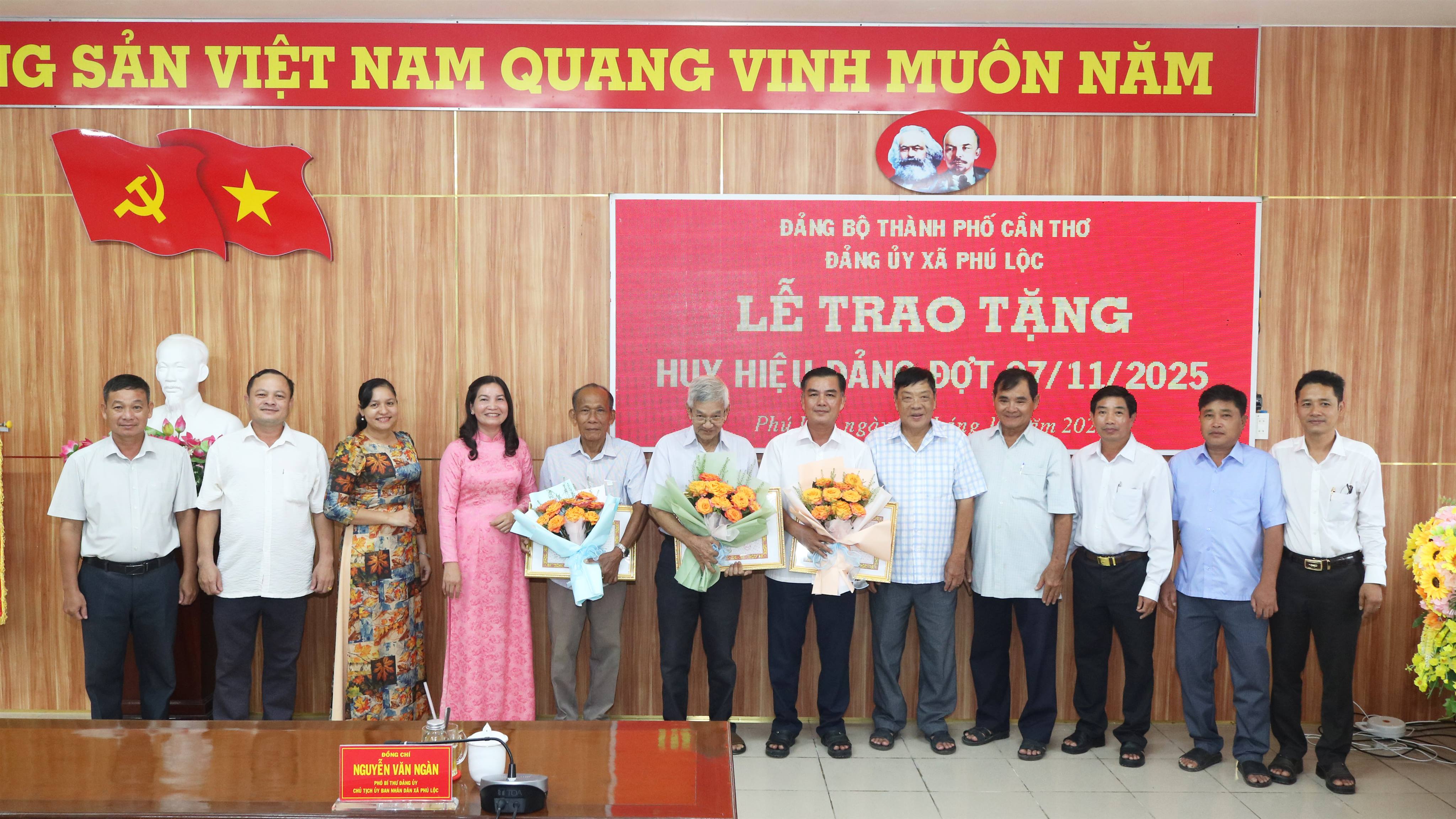 Đảng uỷ xã Phú Lộc trao huy hiệu Đảng đợt 7/11